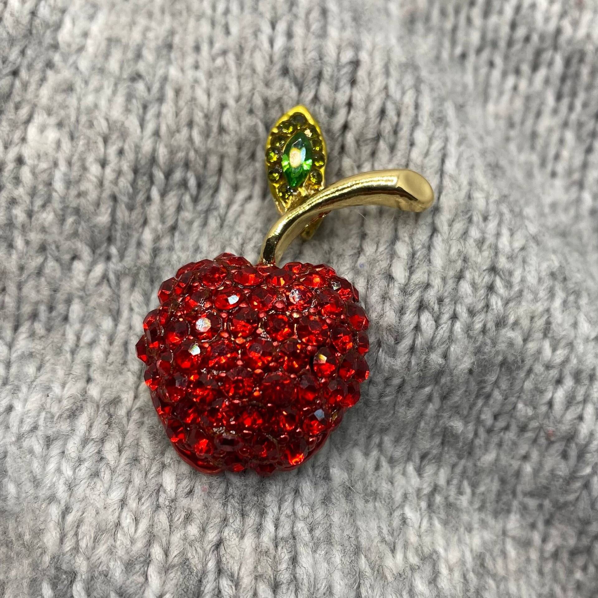 Glitzernde Apfel Brosche - 3, 8 X 2, 3 cm Funkelnder Obst Anstecker Herbst Natur Ernte Cottagecore Garten Ernährung Schule Retro Vintage Glitzernde Apfel Brosche - 3, 8 X 2, 3 cm Funkelnder Obst Anstecker Herbst Natur Ernte Cottagecore Garten Ernährung Schule Retro Vintage von PATCHERIA