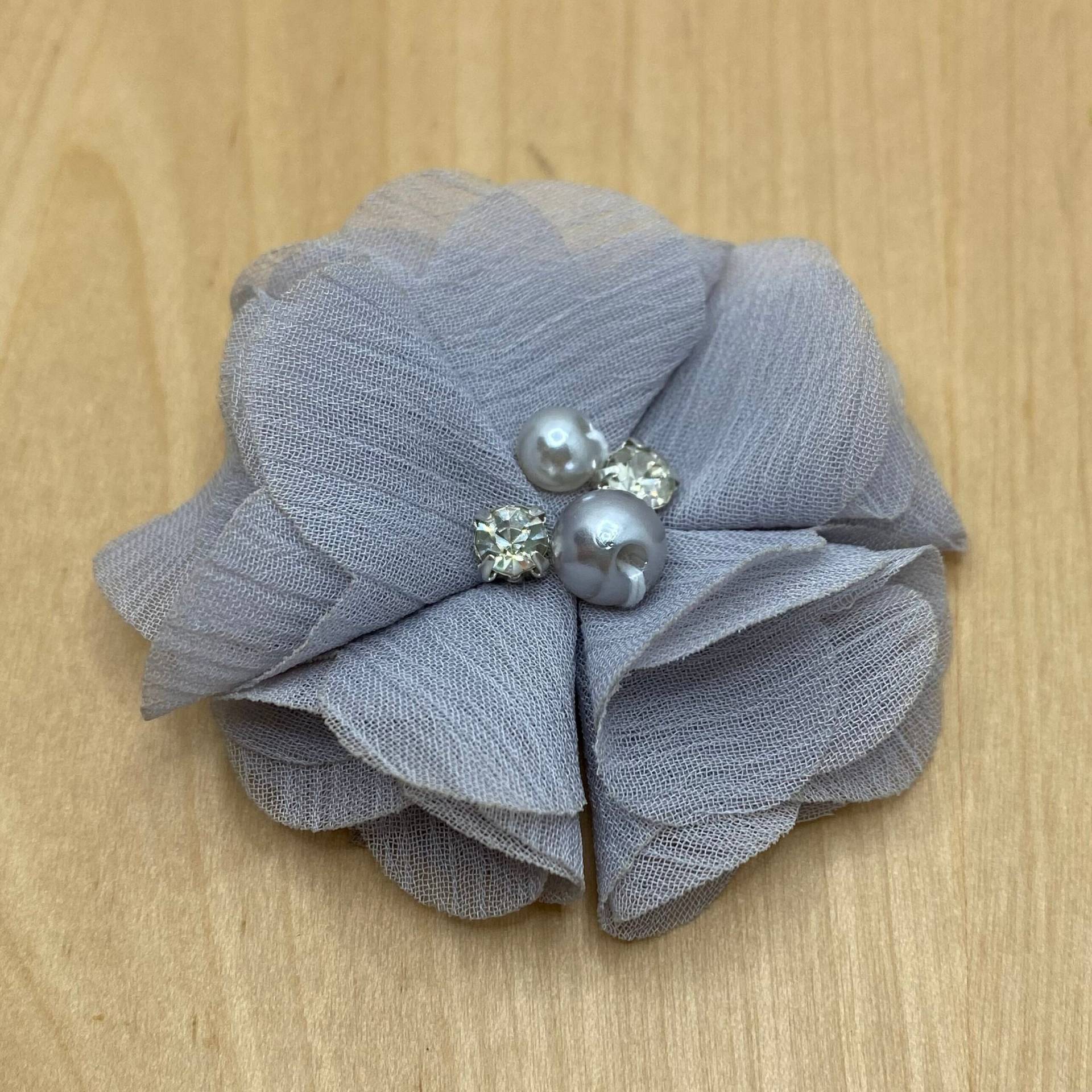 Grau-Silberne Stoff Blüten Aus Chiffon Mit Perle & Glitzer - Ca. 5 cm Floral Applikation Diy Upcycling Nähen Garten Blumen #4 Fb. 4 Grau-Silberne Stoff Blüten Aus Chiffon Mit Perle & Glitzer - Ca. 5 cm Floral Applikation Diy Upcycling Nähen Garten Blumen #4 Fb. 4 von PATCHERIA