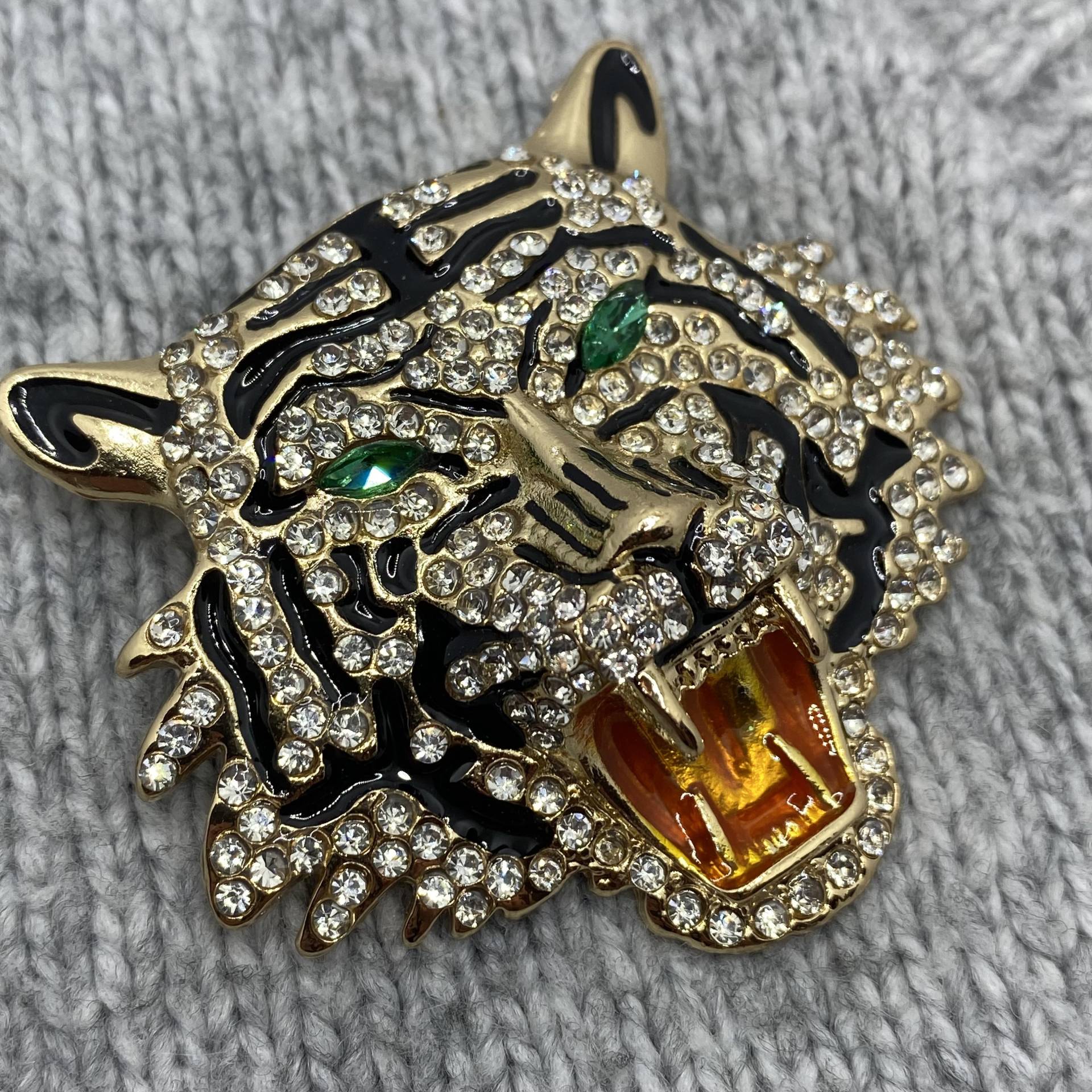 Große Goldene Tigerkopf Brosche Mit Glitzersteinen - 5, 5 X cm Tiger Anstecker Raubtier Auffällig Retro Vintage Opulent Afrika 80Er Große Goldene Tigerkopf Brosche Mit Glitzersteinen - 5, 5 X cm Tiger Anstecker Raubtier Auffällig Retro Vintage Opulent Afrika 80Er von PATCHERIA