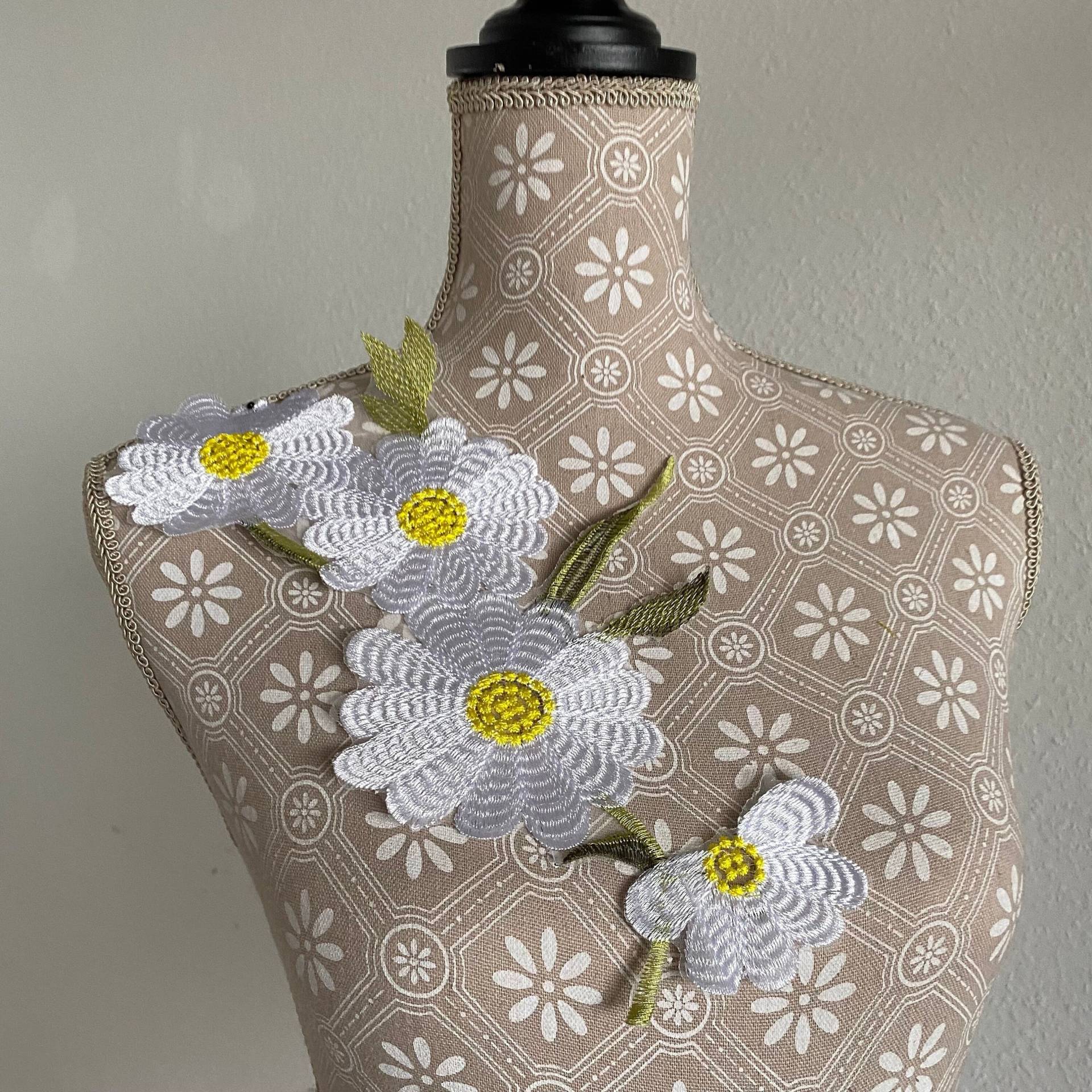 Große Magariten Blumen Applikation in Gelb Oder Orange - Spitzenapplikation Mit Blüte Zum Aufnähen Kleid Hochzeit Party Vintage Diy #60 Große Magariten Blumen Applikation in Gelb Oder Orange - Spitzenapplikation Mit Blüte Zum Aufnähen Kleid Hochzeit Party Vintage Diy #60 von PATCHERIA