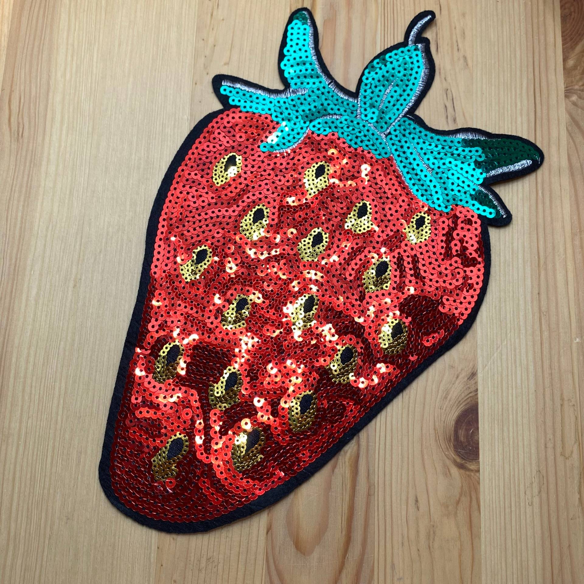 Großer Erdbeeren Patch Mit Pailetten Rot & Grün- Als Zum Aufnähen - 28 X 16cm Tropisch Urlaub Obst Frucht Sommer Cottagecore Garten Großer Erdbeeren Patch Mit Pailetten Rot & Grün- Als Zum Aufnähen - 28 X 16cm Tropisch Urlaub Obst Frucht Sommer Cottagecore Garten von PATCHERIA