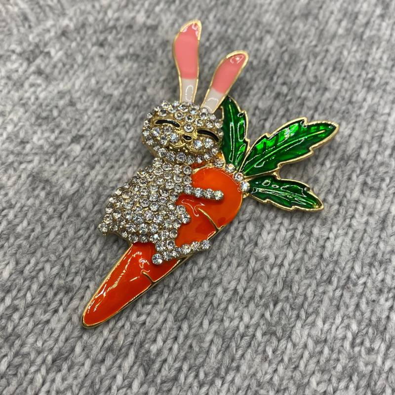 Häschen Auf Möhre Brosche Mit Glitzersteinen - 7 X 4 cm Emaille Osterhasen Anstecker Frühling Natur Ostara Kaninchen Cottagecore Karotte von PATCHERIA