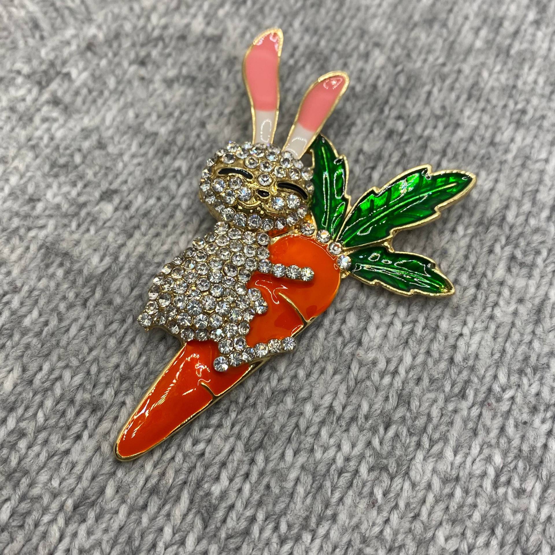 Häschen Auf Möhre Brosche Mit Glitzersteinen - 7 X 4 cm Emaille Osterhasen Anstecker Frühling Natur Ostara Kaninchen Cottagecore Karotte Häschen Auf Möhre Brosche Mit Glitzersteinen - 7 X 4 cm Emaille Osterhasen Anstecker Frühling Natur Ostara Kaninchen Cottagecore Karotte von PATCHERIA