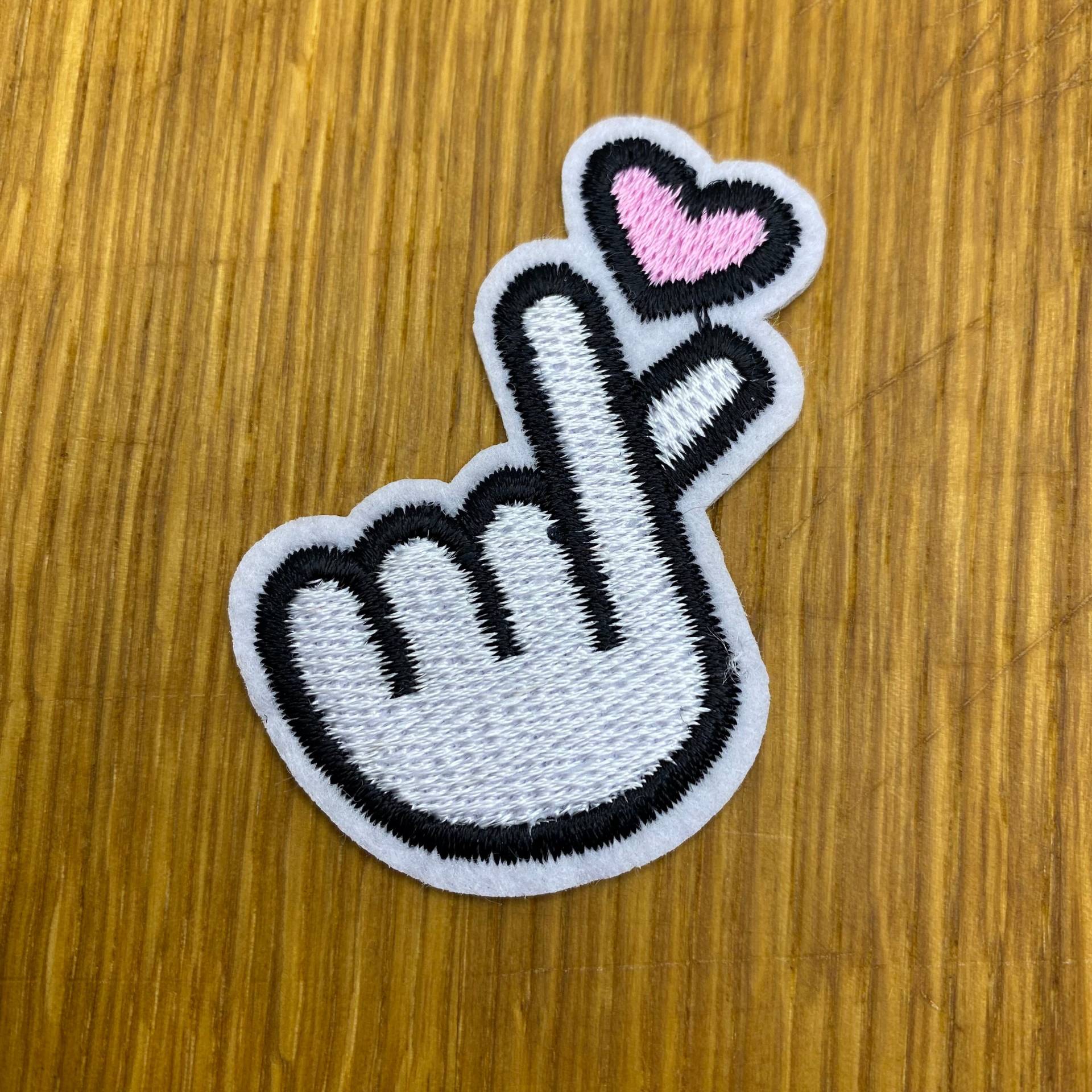 Hand Mit Herzchen Patch - Ca. 5, 5cm X 5cm Zum Aufbügeln Liebe Hoffnung Emoji Tiktok Hand Mit Herzchen Patch - Ca. 5, 5cm X 5cm Zum Aufbügeln Liebe Hoffnung Emoji Tiktok von PATCHERIA