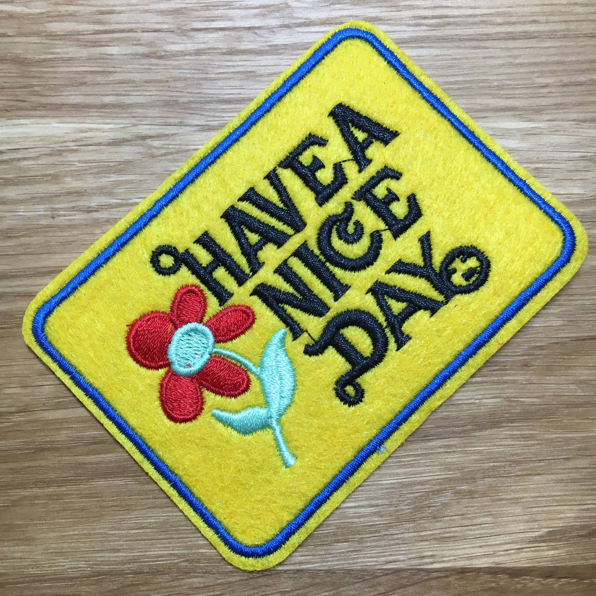 Have A Nice Day Patch Zum Aufbügeln - 9cm X 6, 5cm Bunt Retro Aufnäher Z.b. Für Rucksack Oder Jacke Have A Nice Day Patch Zum Aufbügeln - 9cm X 6, 5cm Bunt Retro Aufnäher Z.b. Für Rucksack Oder Jacke von PATCHERIA