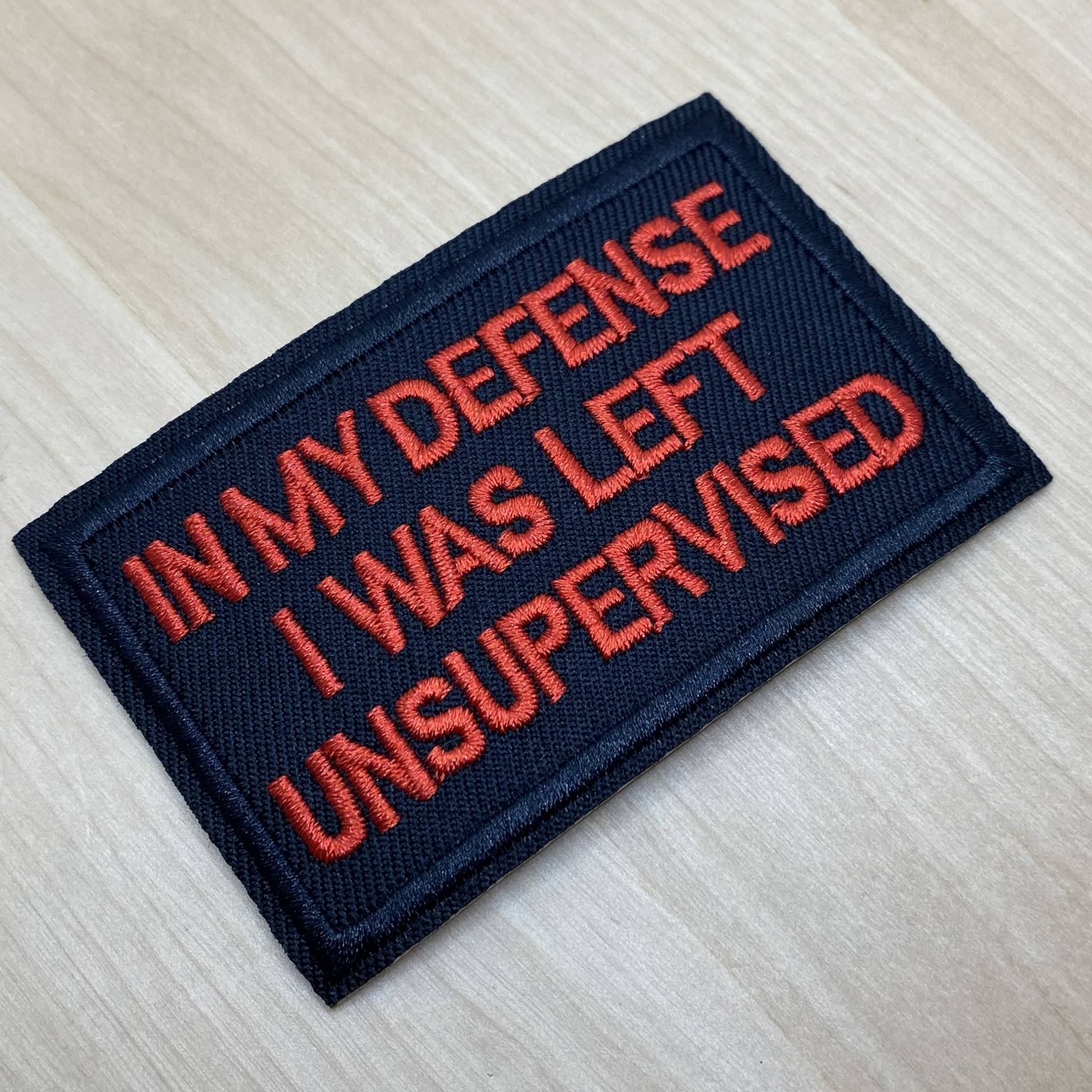 In My Defense - I Was Left Unsupervised Schwarz-Rotes Patch Mit Schriftzug Zum Aufbügeln Ca. 8cm X 5cm Chaos Blödsinn Kinder Spruch In My Defense - I Was Left Unsupervised Schwarz-Rotes Patch Mit Schriftzug Zum Aufbügeln Ca. 8cm X 5cm Chaos Blödsinn Kinder Spruch von PATCHERIA