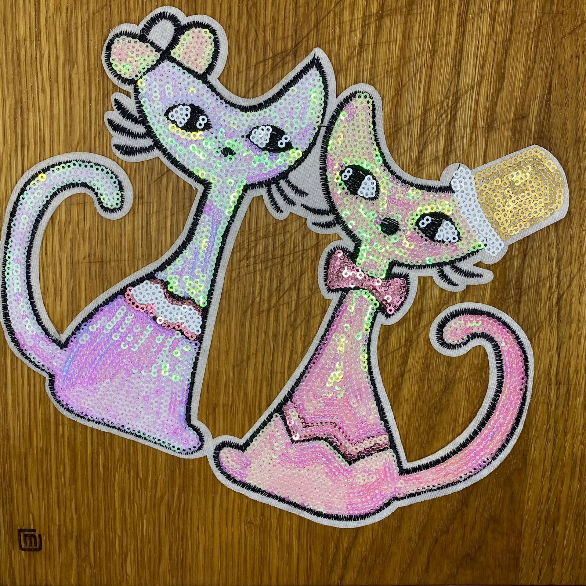 Katzen Pärchen Mit Pastell Pailetten Als Patch Zum Aufbügeln - 22 X 17cm Schleife Kinder Einschulung Aufnäher Bügelbild Flicken Mädchen Katzen Pärchen Mit Pastell Pailetten Als Patch Zum Aufbügeln - 22 X 17cm Schleife Kinder Einschulung Aufnäher Bügelbild Flicken Mädchen von PATCHERIA