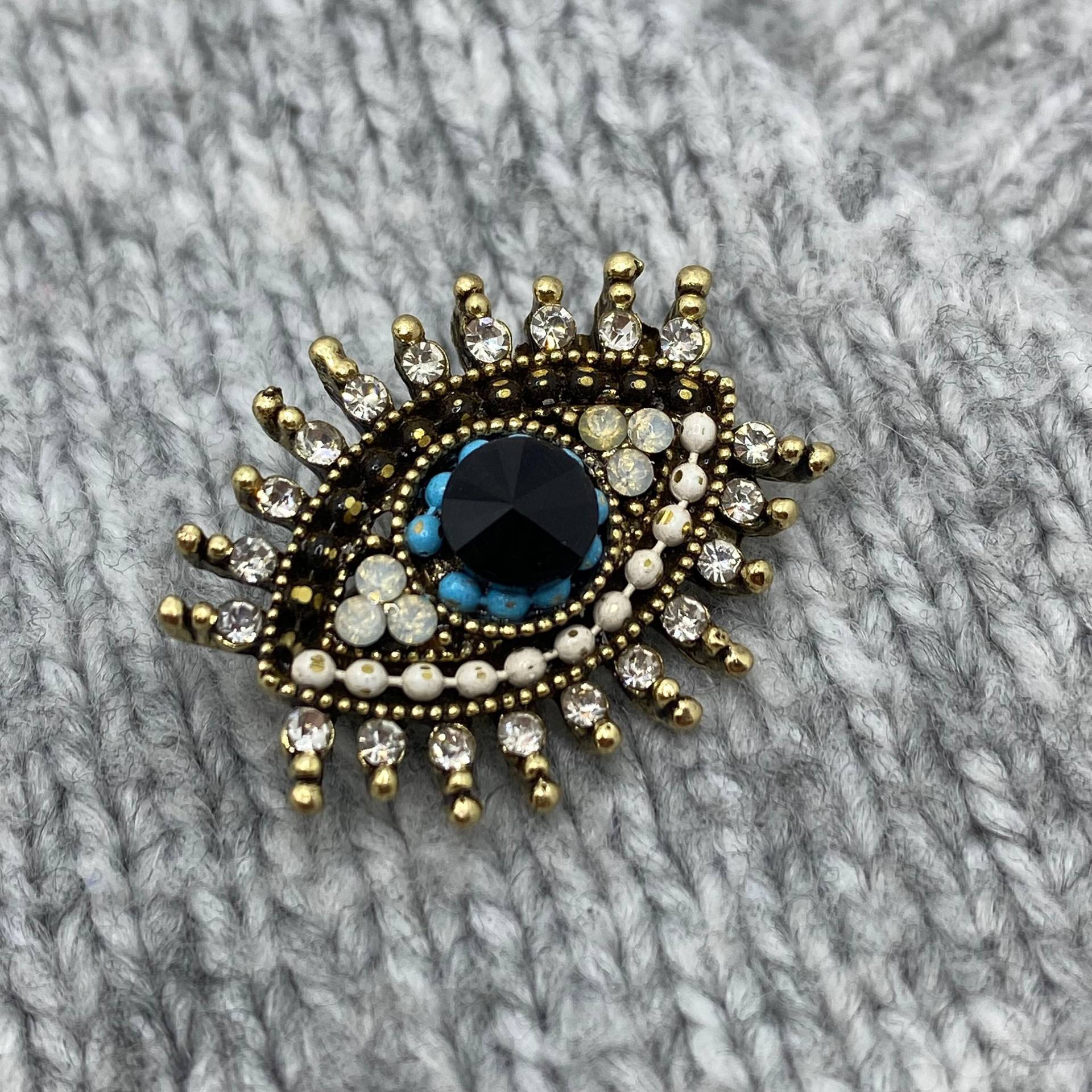 Kleine Glitzernde Augen Brosche -2, 6 X 2 cm - Nazar Auge Der Fatima Schutz Symbol Nostalgie Anstecker Boho Hippie Böser Blick Amulett Kleine Glitzernde Augen Brosche -2, 6 X 2 cm - Nazar Auge Der Fatima Schutz Symbol Nostalgie Anstecker Boho Hippie Böser Blick Amulett von PATCHERIA