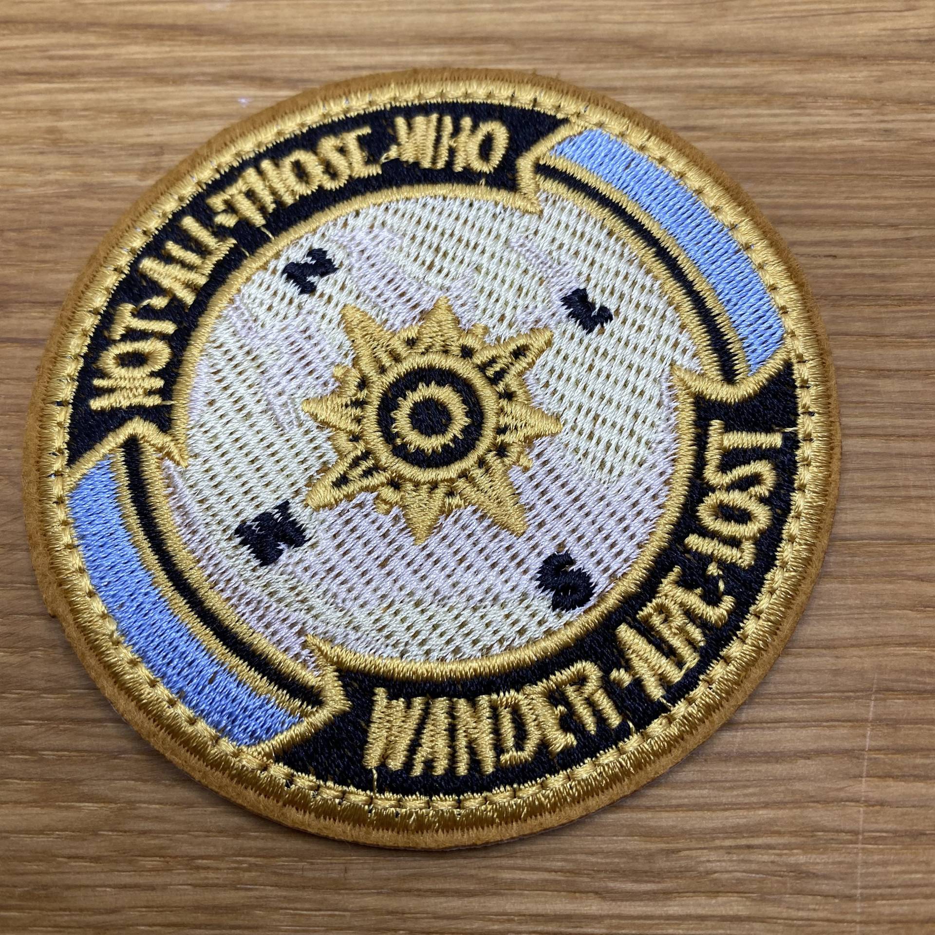 Kompass - Not All Those Who Wander Are Lost Aufbügel Patch Durchmesser Ca. 7, 5cm Tolkien Backpacking Entdecker Reisen Aufnäher Kompass - Not All Those Who Wander Are Lost Aufbügel Patch Durchmesser Ca. 7, 5cm Tolkien Backpacking Entdecker Reisen Aufnäher von PATCHERIA