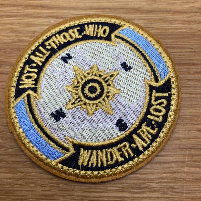 Kompass - Not All Those Who Wander Are Lost Aufbügel Patch Durchmesser Ca. 7, 5cm Tolkien Backpacking Entdecker Reisen Aufnäher Kompass - Not All Those Who Wander Are Lost Aufbügel Patch Durchmesser Ca. 7, 5cm Tolkien Backpacking Entdecker Reisen Aufnäher von PATCHERIA