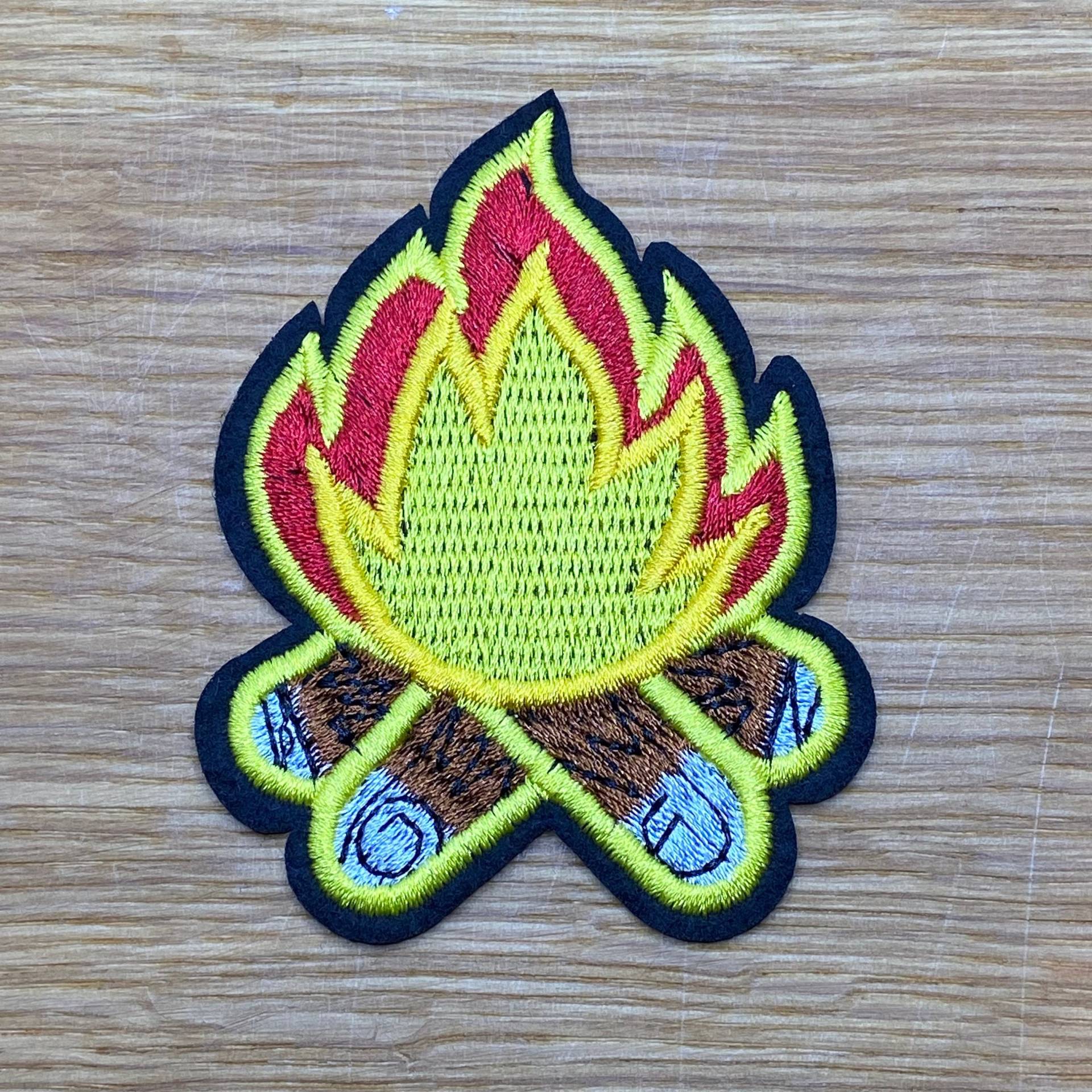 Lagerfeuer Patch Zum Aufbügeln - 2 Größen Zur Auswahl Outdoors Wandern Camping Grillen Feuer Element Heiß Kochen Lagerfeuer Patch Zum Aufbügeln - 2 Größen Zur Auswahl Outdoors Wandern Camping Grillen Feuer Element Heiß Kochen von PATCHERIA