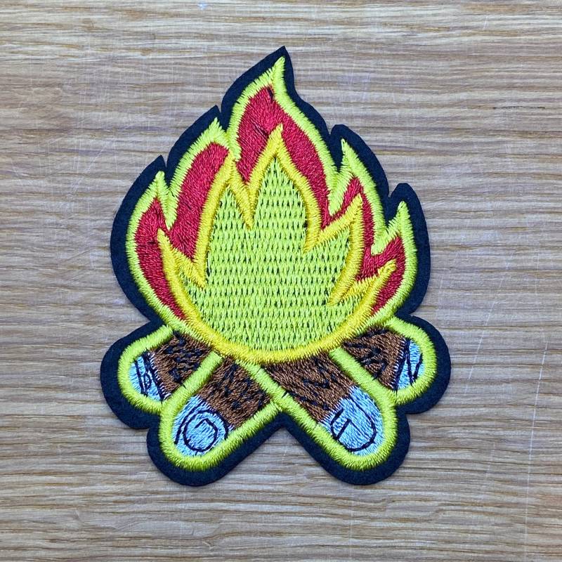 Lagerfeuer Patch Zum Aufbügeln - 2 Größen Zur Auswahl Outdoors Wandern Camping Grillen Feuer Element Heiß Kochen Lagerfeuer Patch Zum Aufbügeln - 2 Größen Zur Auswahl Outdoors Wandern Camping Grillen Feuer Element Heiß Kochen von PATCHERIA