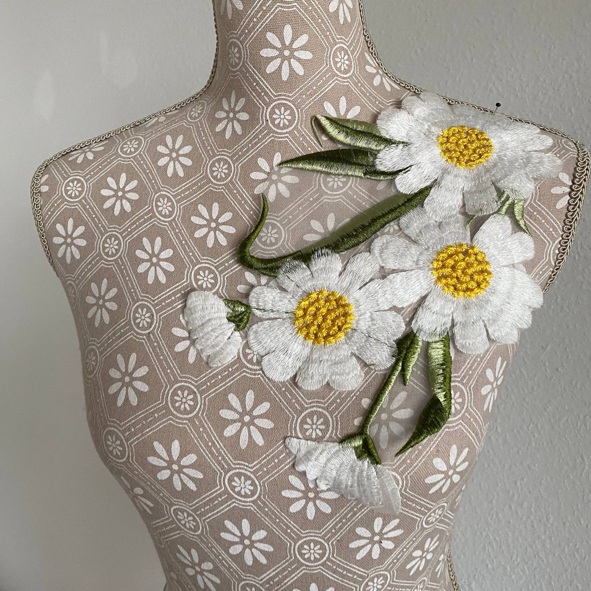 Magarite Blumen Applikation in Gelb Oder Orange - Spitzenapplikation Mit Blüte Zum Aufnähen Kleid Hochzeit Party Vintage Diy #59 Magarite Blumen Applikation in Gelb Oder Orange - Spitzenapplikation Mit Blüte Zum Aufnähen Kleid Hochzeit Party Vintage Diy #59 von PATCHERIA