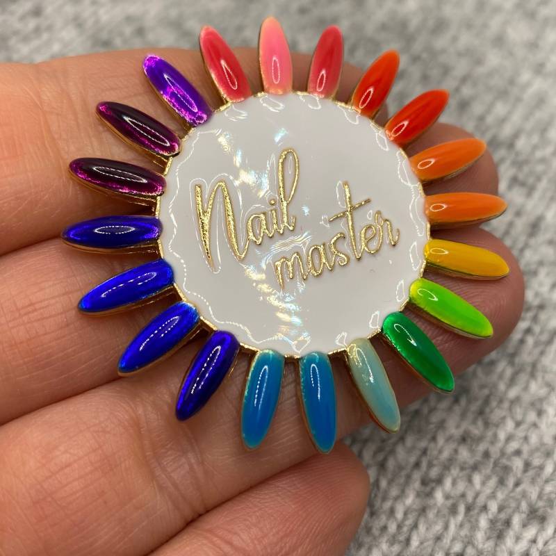 Nail Master Emaille Brosche Mit Nagellack Swatches - 5cm Runder Nailtech Anstecker Bunte Nägel Regenbogen Kunst Nailart Job Gel Acryl von PATCHERIA
