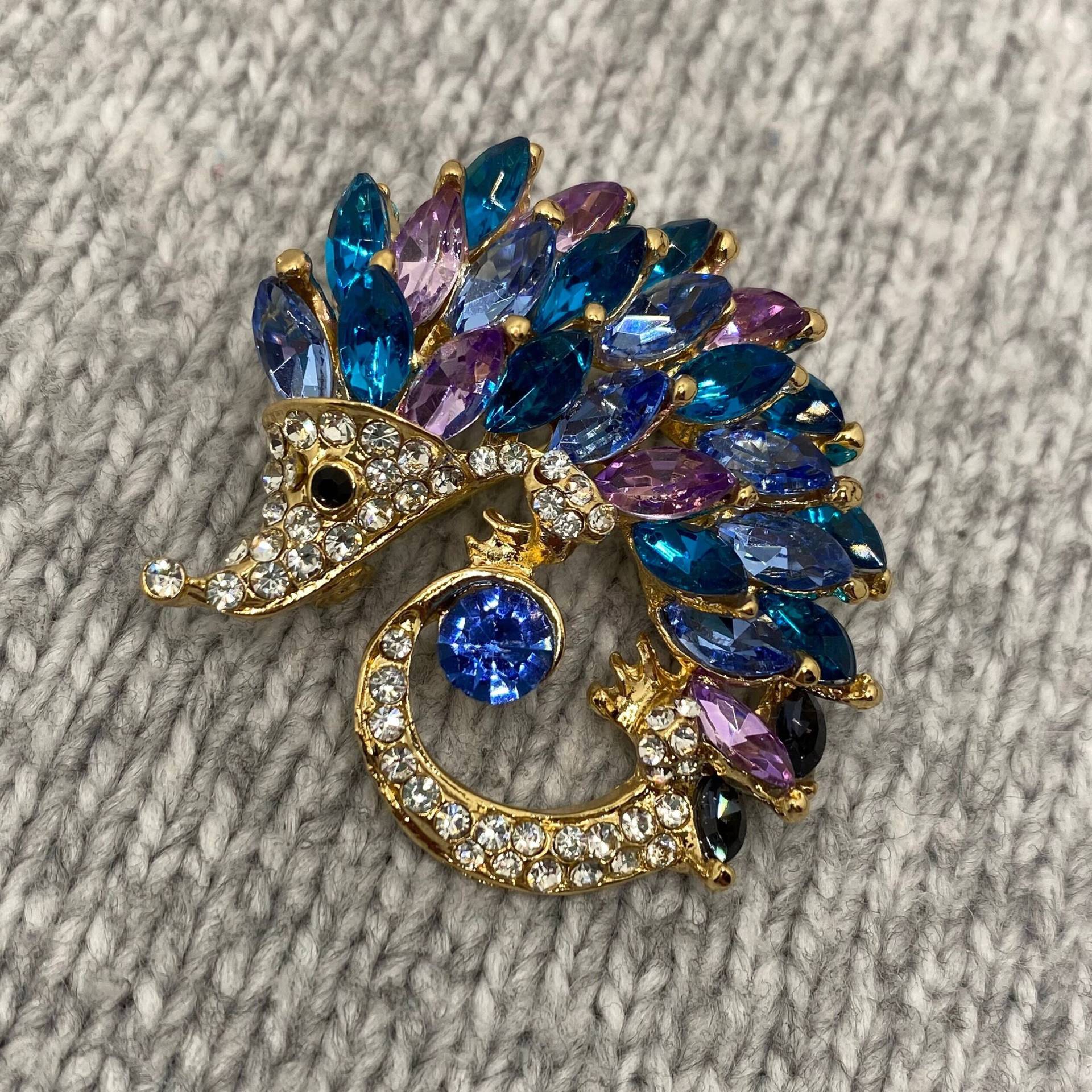 Niedliche Pangolin Brosche Mit Glitzersteinen - 4 X cm Lila Blauer Schuppentier Anhänger Kette Anstecker Natur Gürteltier Pholidota Niedliche Pangolin Brosche Mit Glitzersteinen - 4 X cm Lila Blauer Schuppentier Anhänger Kette Anstecker Natur Gürteltier Pholidota von PATCHERIA