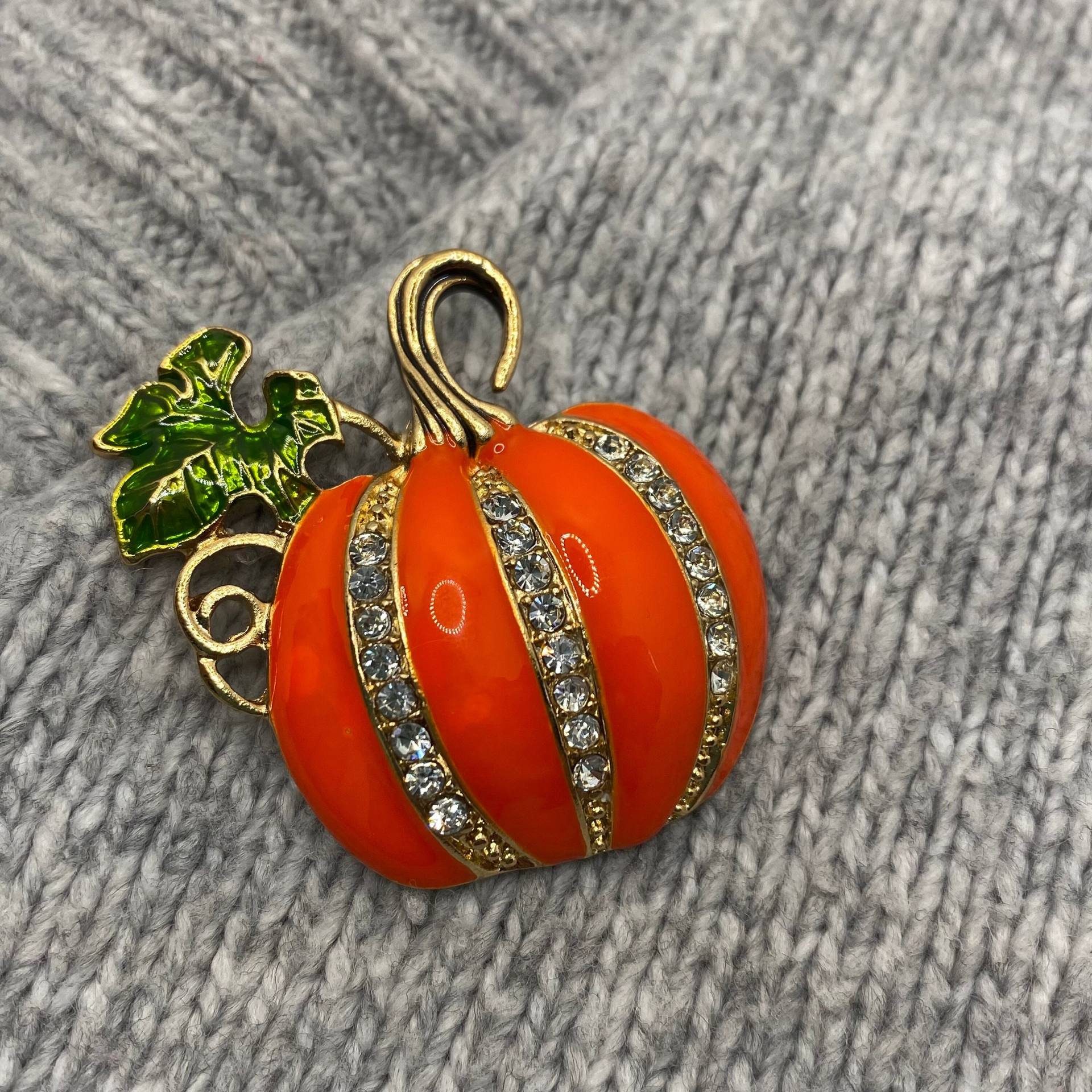 Orange Kürbis Brosche Mit Glitzersteinen - 4, 5 X 4 cm Emaille Halloween Anstecker Herbst Erntedank Vintage Stil Orange Kürbis Brosche Mit Glitzersteinen - 4, 5 X 4 cm Emaille Halloween Anstecker Herbst Erntedank Vintage Stil von PATCHERIA