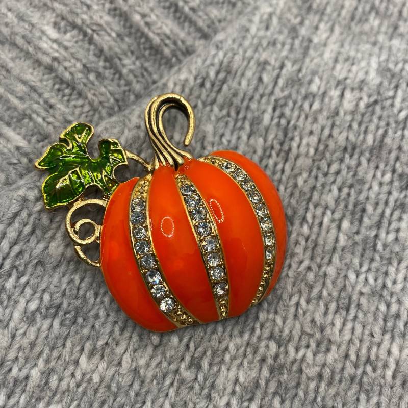 Orange Kürbis Brosche Mit Glitzersteinen - 4, 5 X 4 cm Emaille Halloween Anstecker Herbst Erntedank Vintage Stil Orange Kürbis Brosche Mit Glitzersteinen - 4, 5 X 4 cm Emaille Halloween Anstecker Herbst Erntedank Vintage Stil von PATCHERIA