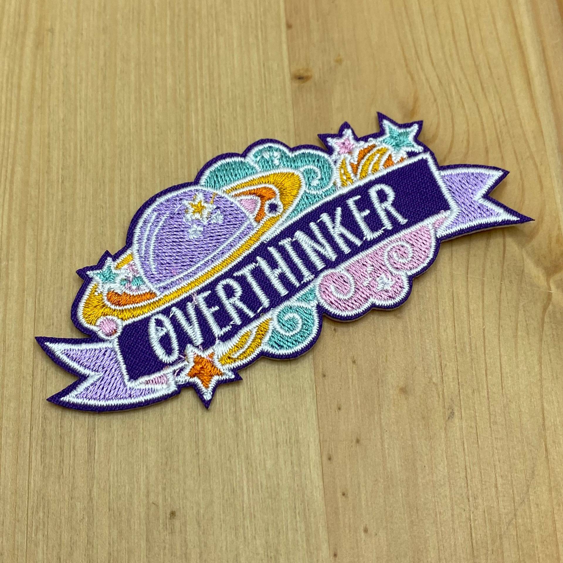 Pastell Overthinker Patch Zum Aufbügeln - 9x 4cm Introvert Bücherwurm Booktok Feminismus Affirmation Glaube Motivation Spruch Motto Pastell Overthinker Patch Zum Aufbügeln - 9x 4cm Introvert Bücherwurm Booktok Feminismus Affirmation Glaube Motivation Spruch Motto von PATCHERIA