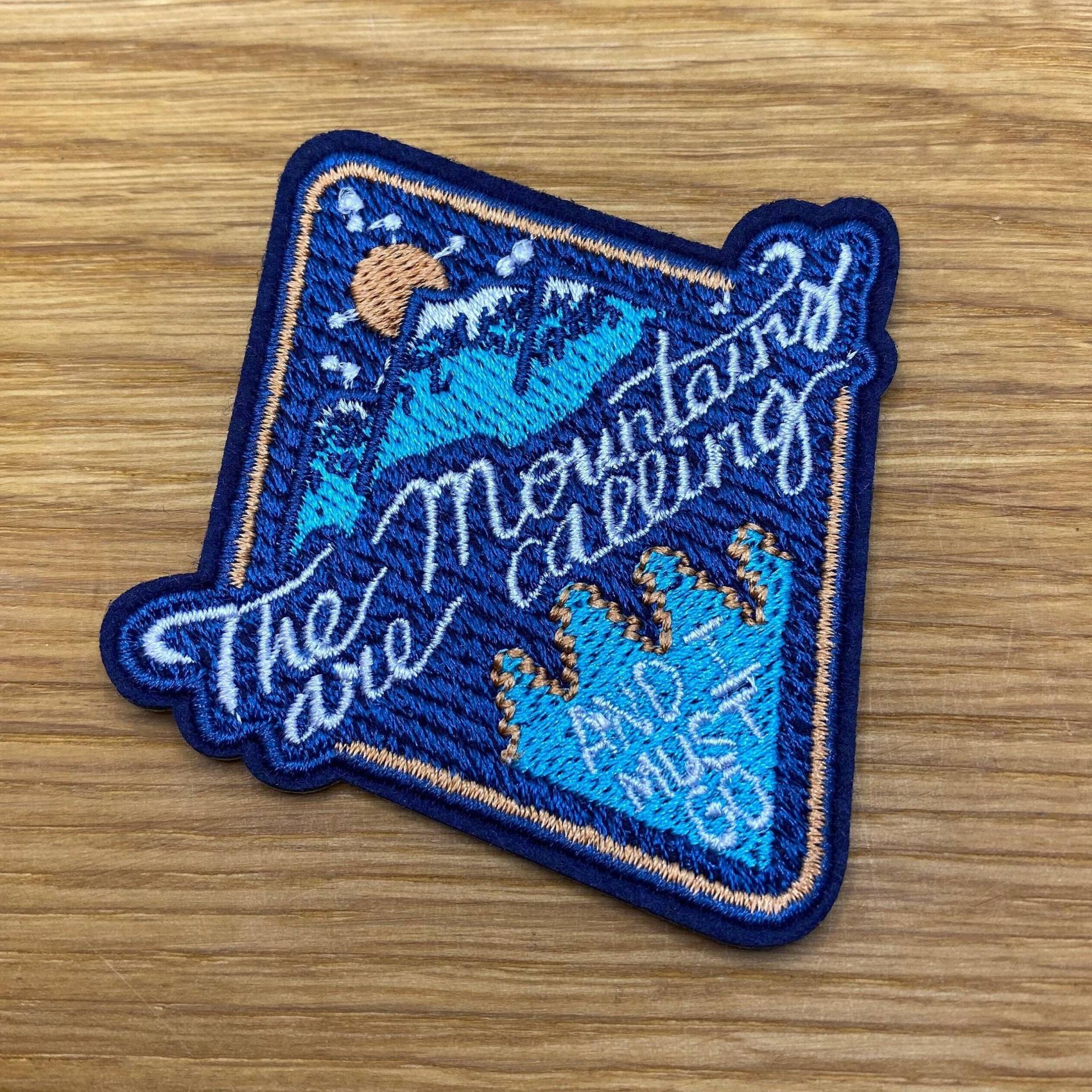 Patch "The Mountains Are Calling & I Must Go" - 8cm X 7, 5cm Wandern Klettern Reise Backpacker & Camping Zum Aufbügeln Bergsteigen Patch "The Mountains Are Calling & I Must Go" - 8cm X 7, 5cm Wandern Klettern Reise Backpacker & Camping Zum Aufbügeln Bergsteigen von PATCHERIA