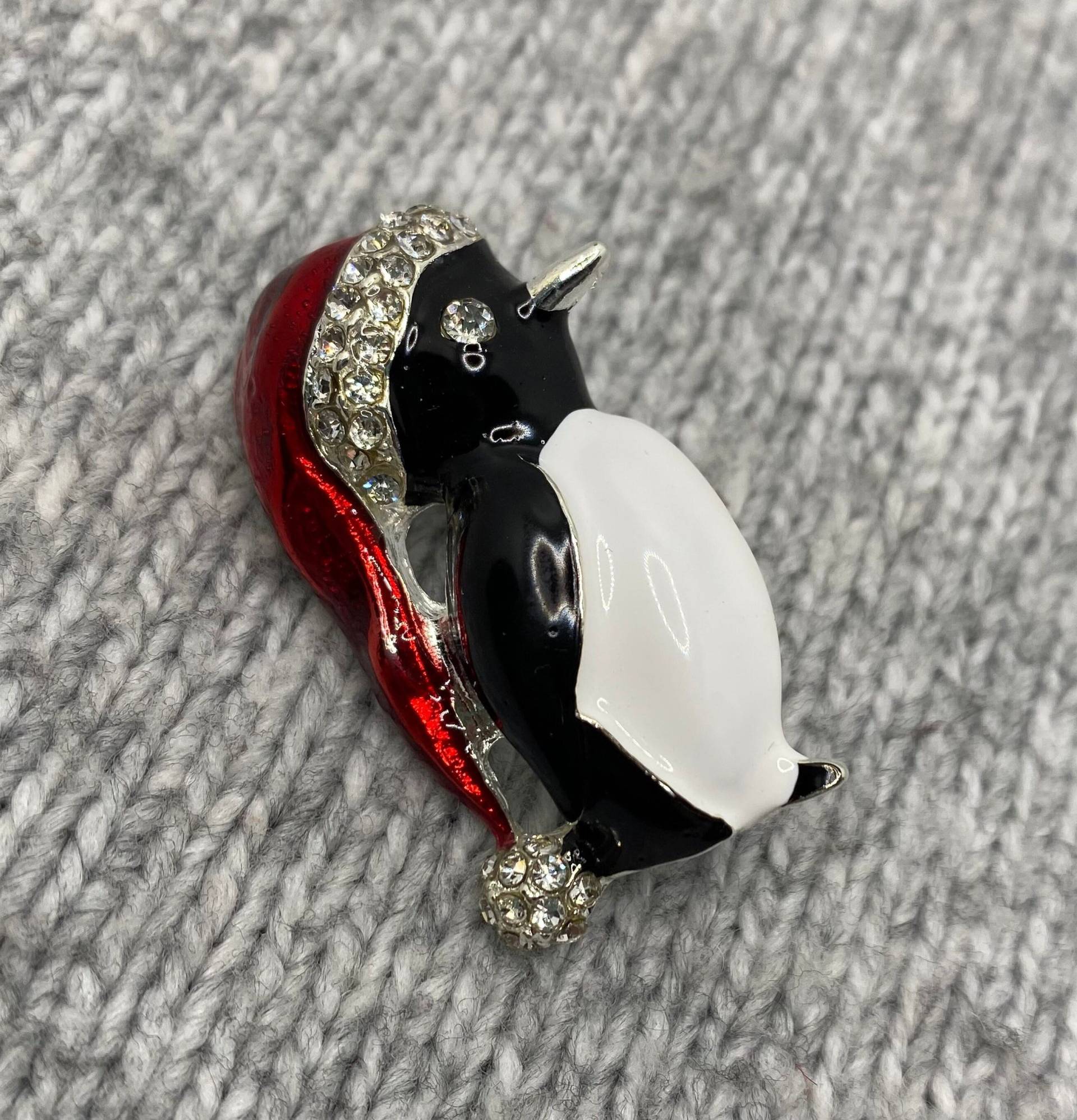 Pinguin Mit Roter Weihnachtsmütze Als Brosche Glitzersteinen - 4 X 2 cm Anstecker Nordpol Glamour Party X-Mas Vintage Nostalgie Pinguin Mit Roter Weihnachtsmütze Als Brosche Glitzersteinen - 4 X 2 cm Anstecker Nordpol Glamour Party X-Mas Vintage Nostalgie von PATCHERIA