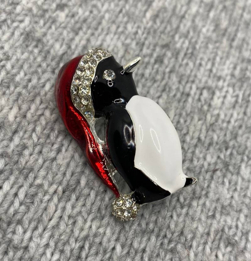 Pinguin Mit Roter Weihnachtsmütze Als Brosche Glitzersteinen - 4 X 2 cm Anstecker Nordpol Glamour Party X-Mas Vintage Nostalgie Pinguin Mit Roter Weihnachtsmütze Als Brosche Glitzersteinen - 4 X 2 cm Anstecker Nordpol Glamour Party X-Mas Vintage Nostalgie von PATCHERIA