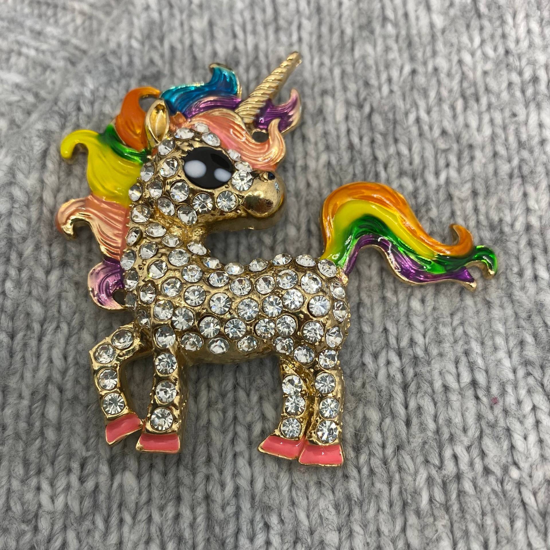 Regenbogen Einhorn Brosche Mit Glitzersteinchen - 6 X 5 cm Emaille Anstecker Anhänger Märchen Fee Pferd Magie Kawaii Regenbogen Einhorn Brosche Mit Glitzersteinchen - 6 X 5 cm Emaille Anstecker Anhänger Märchen Fee Pferd Magie Kawaii von PATCHERIA