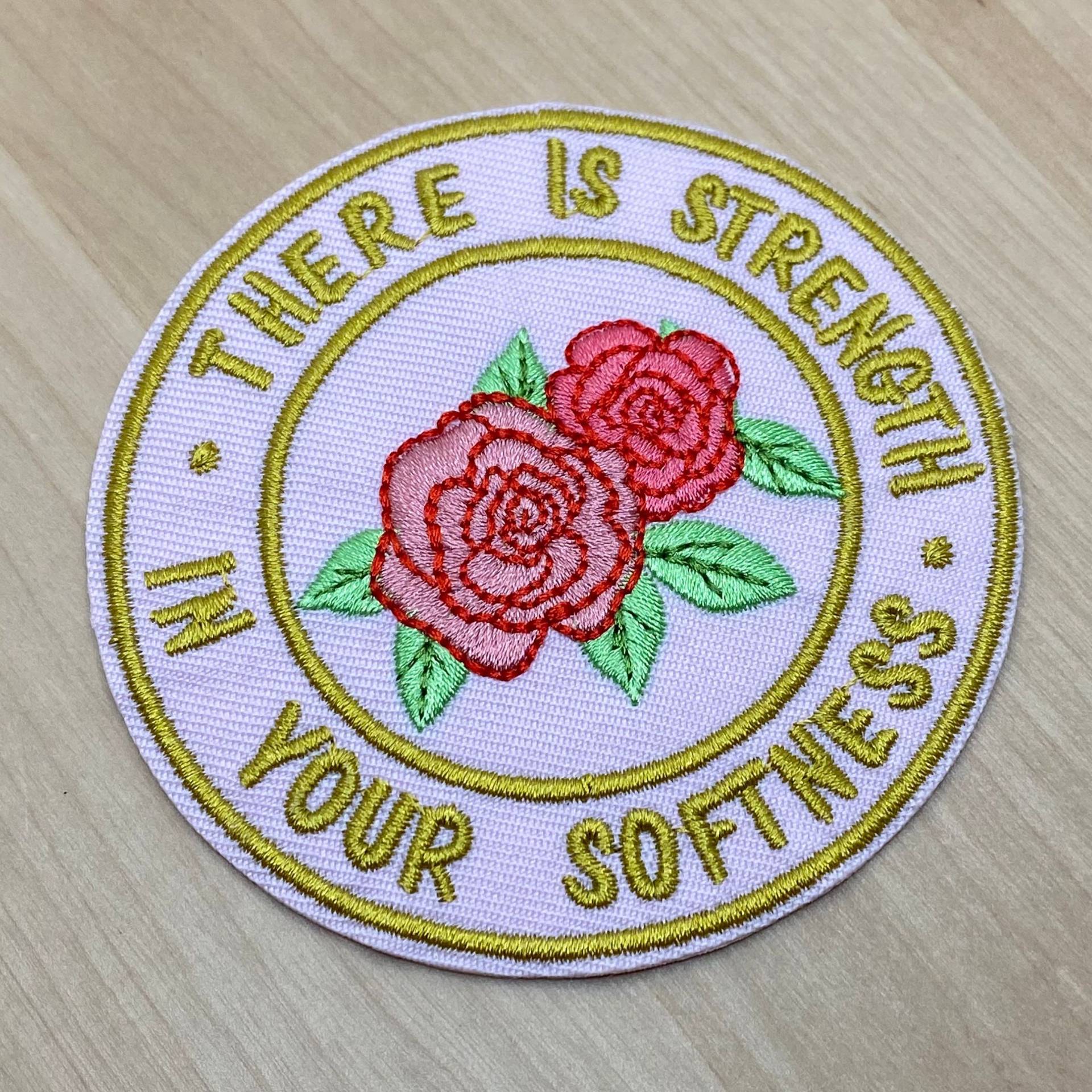 Rosa Rundes "There Is Strenght in Your Softness" Patch 7, 5cm Durchmesser Zum Aufbügeln Mit Rosen - Affirmation Glaube Motivation Spruch Motto Rosa Rundes "There Is Strenght in Your Softness" Patch 7, 5cm Durchmesser Zum Aufbügeln Mit Rosen - Affirmation Glaube Motivation Spruch Motto von PATCHERIA