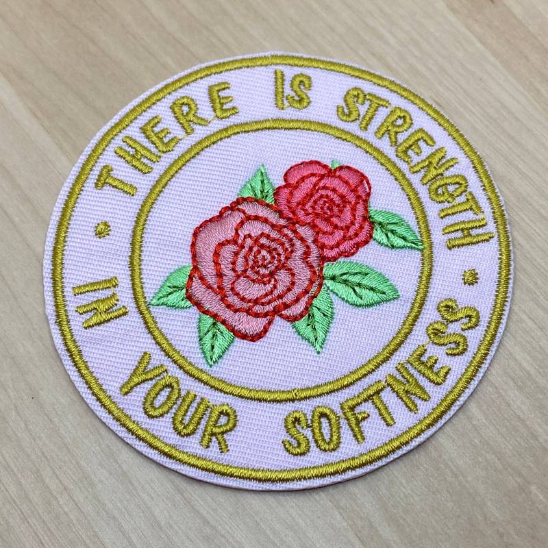 Rosa Rundes "There Is Strenght in Your Softness" Patch 7, 5cm Durchmesser Zum Aufbügeln Mit Rosen - Affirmation Glaube Motivation Spruch Motto Rosa Rundes "There Is Strenght in Your Softness" Patch 7, 5cm Durchmesser Zum Aufbügeln Mit Rosen - Affirmation Glaube Motivation Spruch Motto von PATCHERIA
