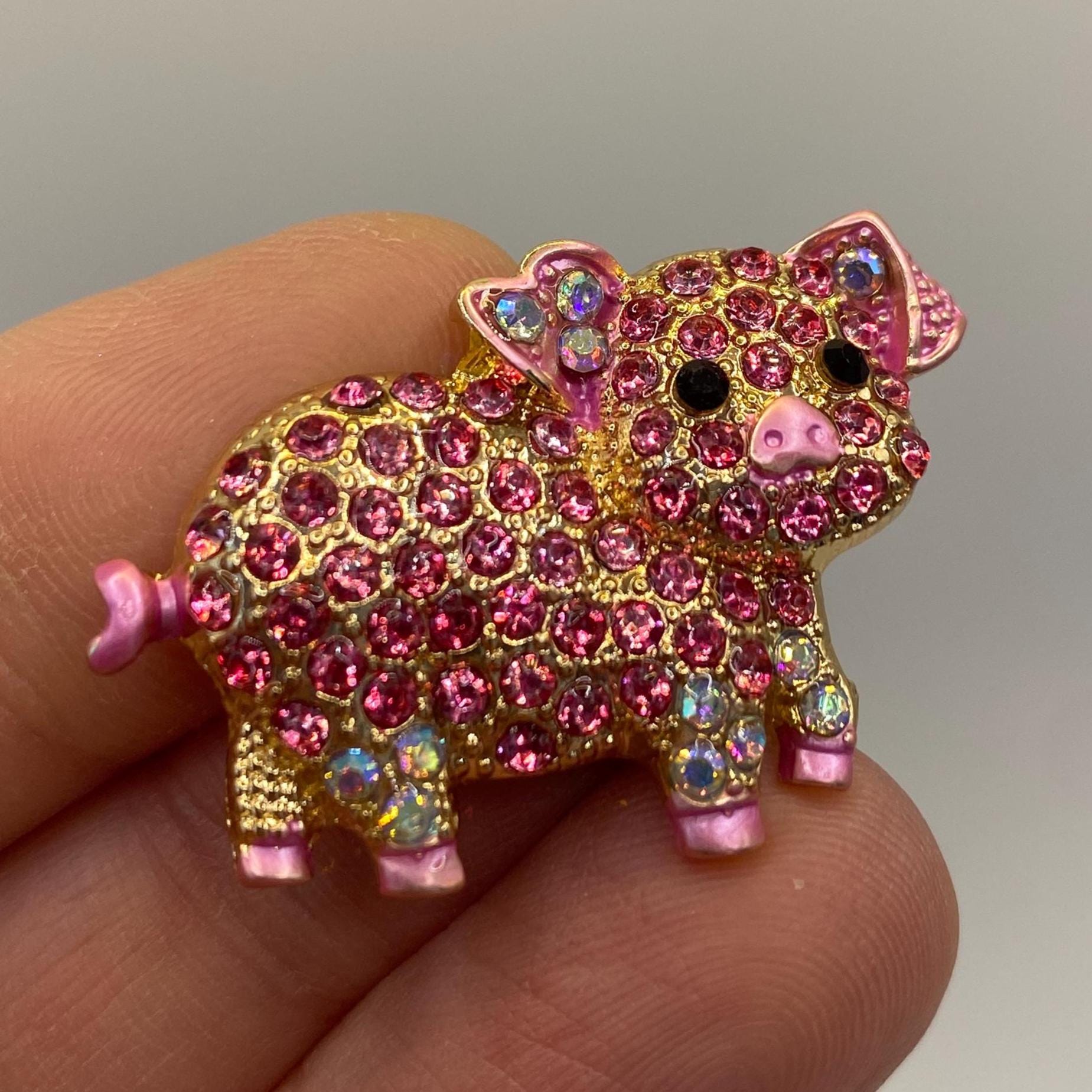 Rosa Schweinchen Brosche Mit Glitzersteinchen- 3, 5x 2, 5 cm - Ausgefallener Ferkel Anstecker Bauernhof Farm Vintage Statement Piece Rosa Schweinchen Brosche Mit Glitzersteinchen- 3, 5x 2, 5 cm - Ausgefallener Ferkel Anstecker Bauernhof Farm Vintage Statement Piece von PATCHERIA