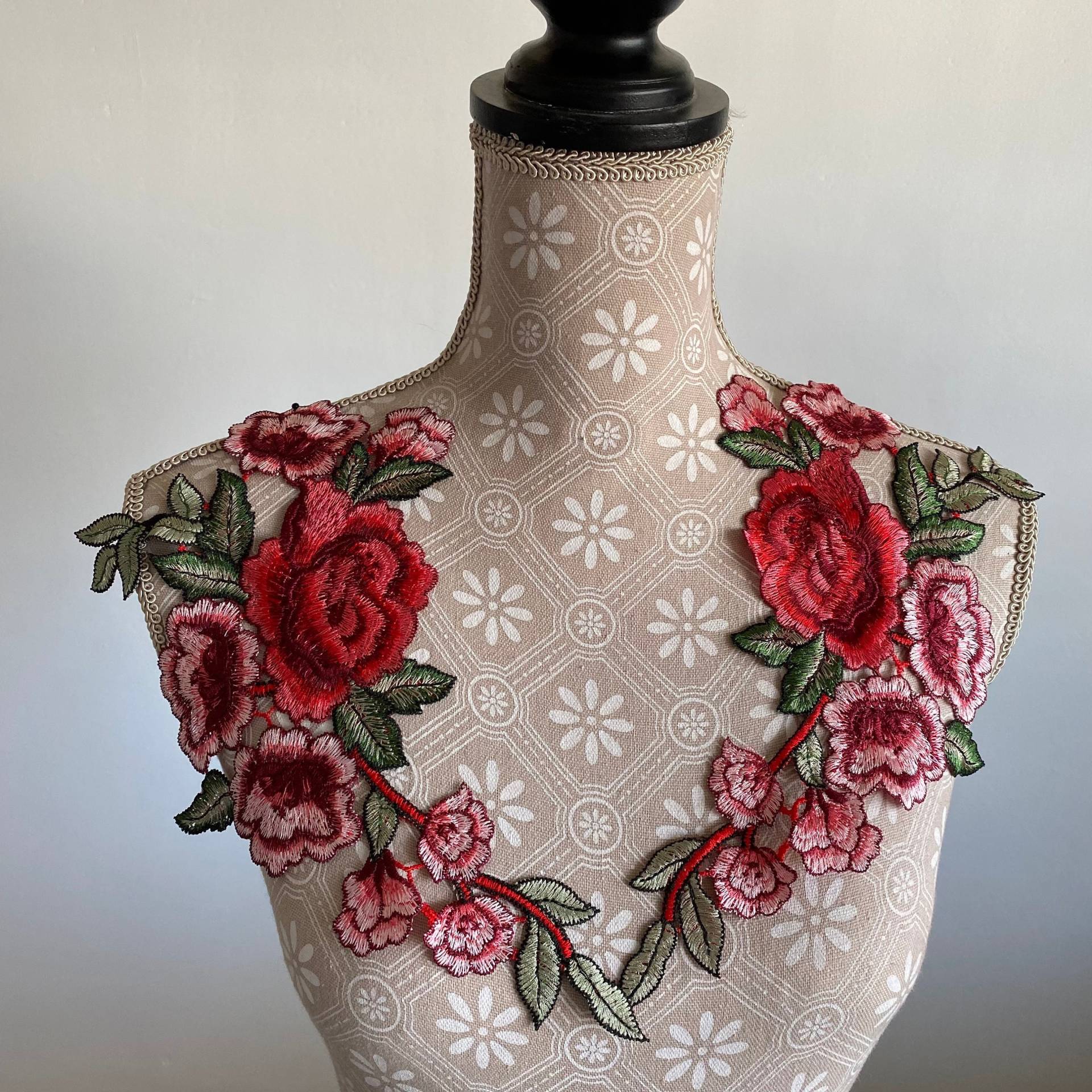 Rosen Kragen Blumenapplikation Zum Aufnähen - 29cm X 12cm Sommer Hochzeit Brautjungfer Party Blüte Floral Diy #63 Rosen Kragen Blumenapplikation Zum Aufnähen - 29cm X 12cm Sommer Hochzeit Brautjungfer Party Blüte Floral Diy #63 von PATCHERIA
