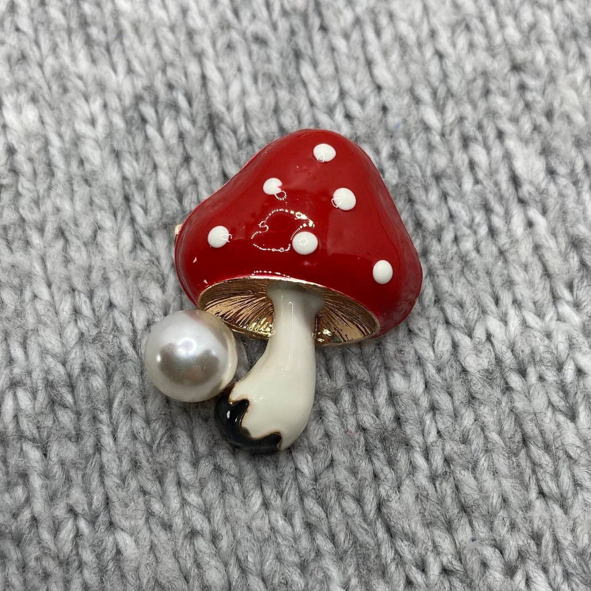 Rote Fliegen Pilz Brosche Emaille Anstecker - 3 X 2, 3 cm Perle Fungi Glücksbringer Kawaii Geschenk Wald Liebe Myzel Wunder Magie Punkte Rote Fliegen Pilz Brosche Emaille Anstecker - 3 X 2, 3 cm Perle Fungi Glücksbringer Kawaii Geschenk Wald Liebe Myzel Wunder Magie Punkte von PATCHERIA