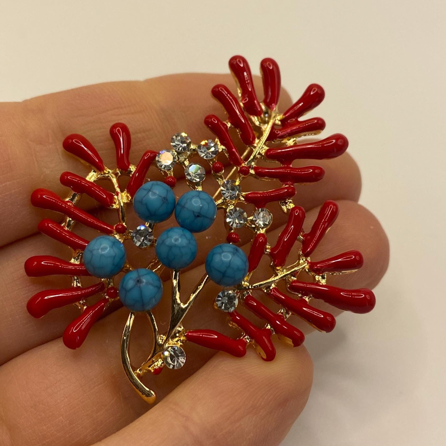 Rote Korallen Brosche Mit Türkisen Perlen, Glitzersteinen & Emaille - 5x5 cm Anemonen Anstecker Ozean Meer Urlaub Retro Vintage Revers Rote Korallen Brosche Mit Türkisen Perlen, Glitzersteinen & Emaille - 5x5 cm Anemonen Anstecker Ozean Meer Urlaub Retro Vintage Revers von PATCHERIA