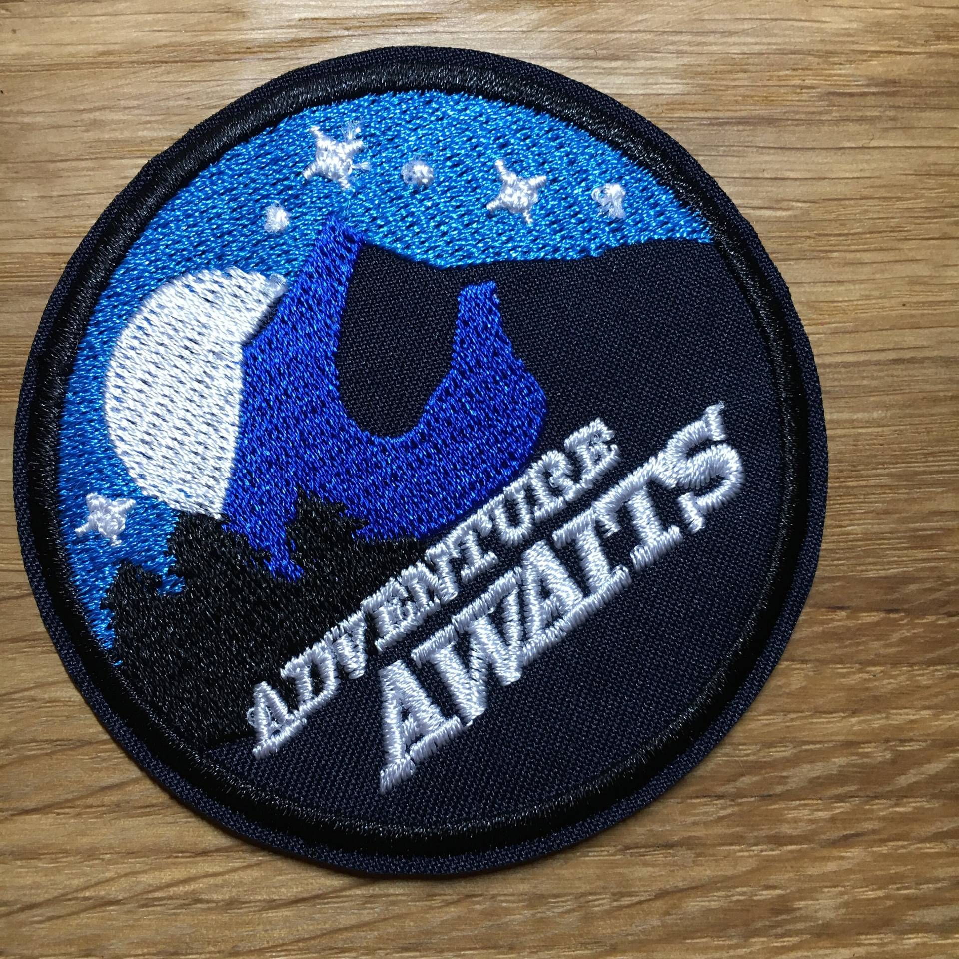 Runder Adventure Awaits Patch Mit Bergen Mond & Sternen - Ca. 7cm Durchmesser Backpacking Reise Urlaub Wandern Camping Aufnäher Flicken Runder Adventure Awaits Patch Mit Bergen Mond & Sternen - Ca. 7cm Durchmesser Backpacking Reise Urlaub Wandern Camping Aufnäher Flicken von PATCHERIA