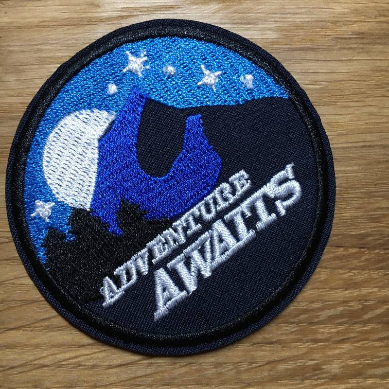 Runder Adventure Awaits Patch Mit Bergen Mond & Sternen - Ca. 7cm Durchmesser Backpacking Reise Urlaub Wandern Camping Aufnäher Flicken Runder Adventure Awaits Patch Mit Bergen Mond & Sternen - Ca. 7cm Durchmesser Backpacking Reise Urlaub Wandern Camping Aufnäher Flicken von PATCHERIA