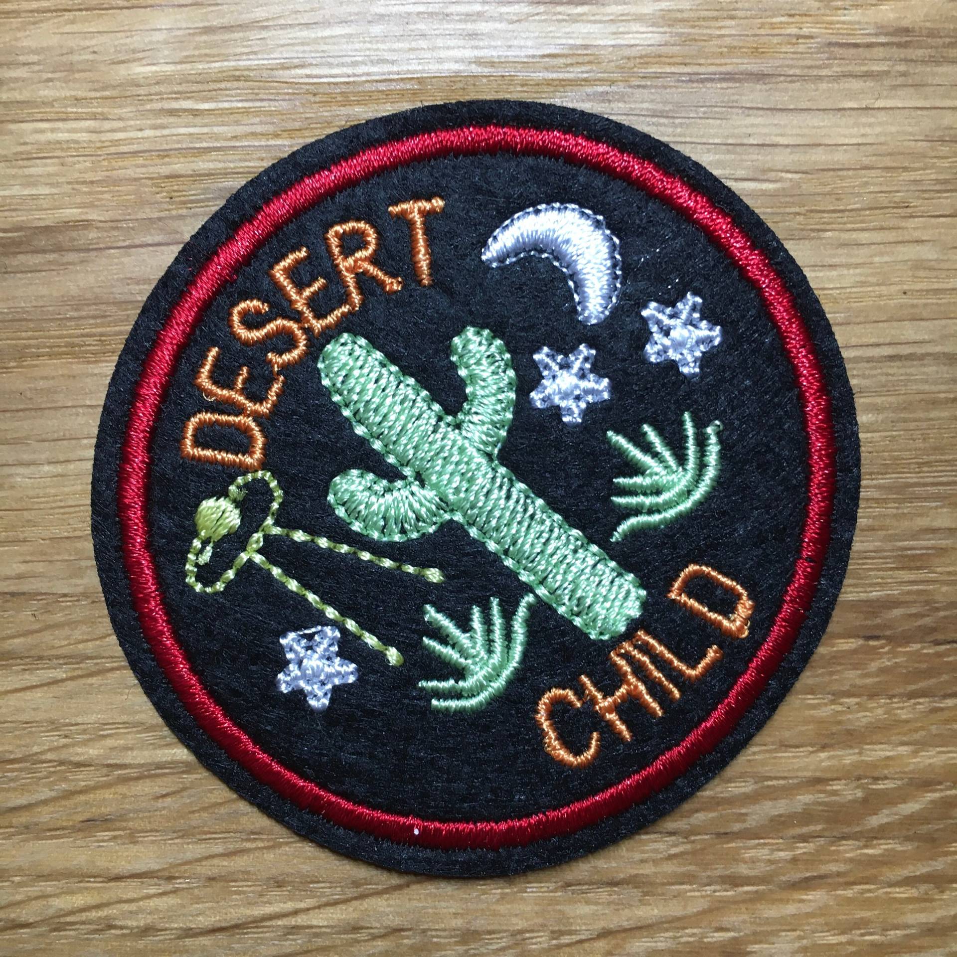 Runder Desert Child Patch Mit Kaktus - Ca. 6cm Durchmesser Freigeist Backpacking Reise Wüste Hitze Mond Sterne Ufo Runder Desert Child Patch Mit Kaktus - Ca. 6cm Durchmesser Freigeist Backpacking Reise Wüste Hitze Mond Sterne Ufo von PATCHERIA