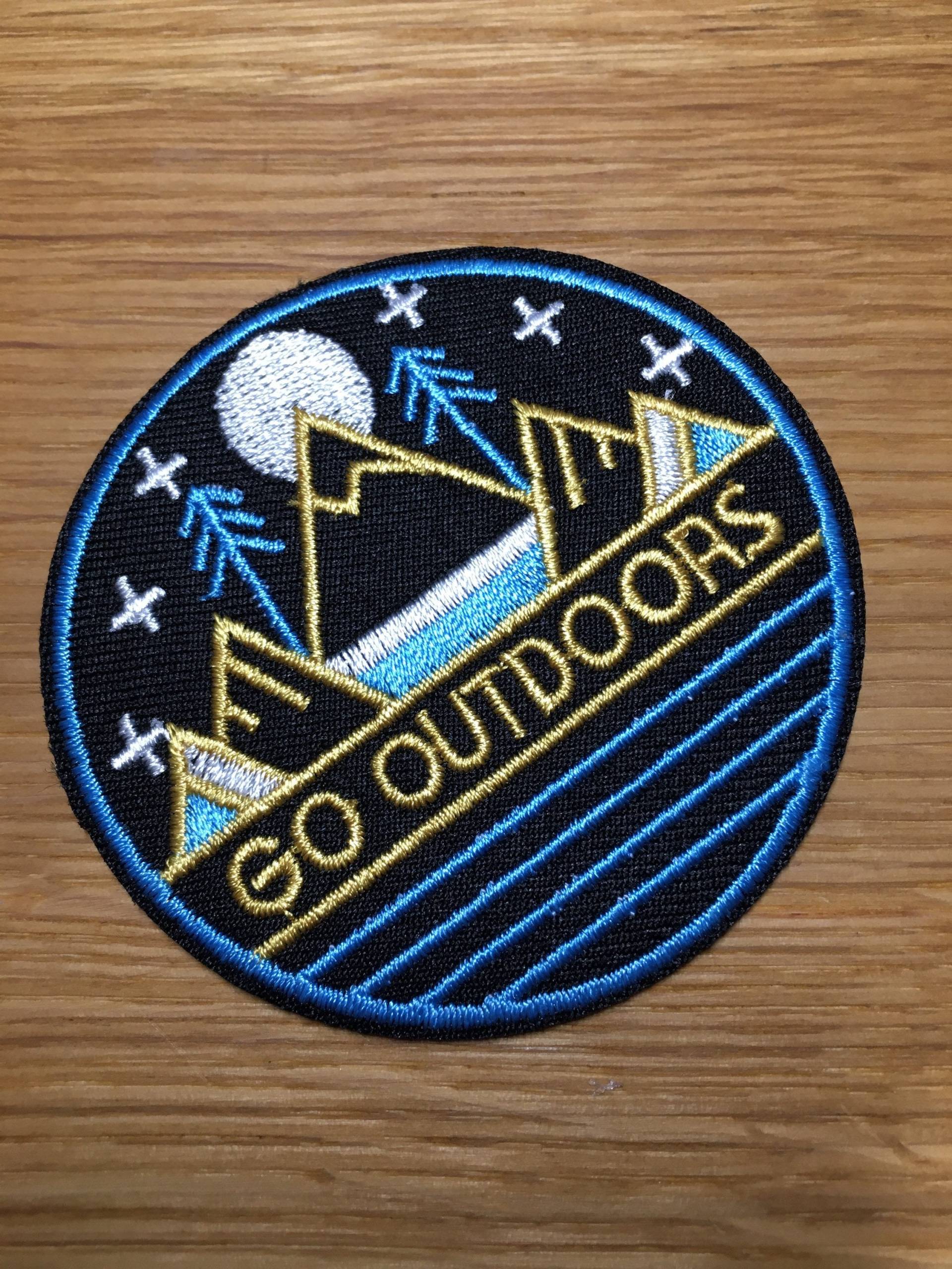 Runder Go Outdoors Patch Mit Bergen & Bäumen - Ca. 7cm Durchmesser Backpacking Reise Wüste Hitze Mond Sterne Urlaub Wandern Camping Runder Go Outdoors Patch Mit Bergen & Bäumen - Ca. 7cm Durchmesser Backpacking Reise Wüste Hitze Mond Sterne Urlaub Wandern Camping von PATCHERIA