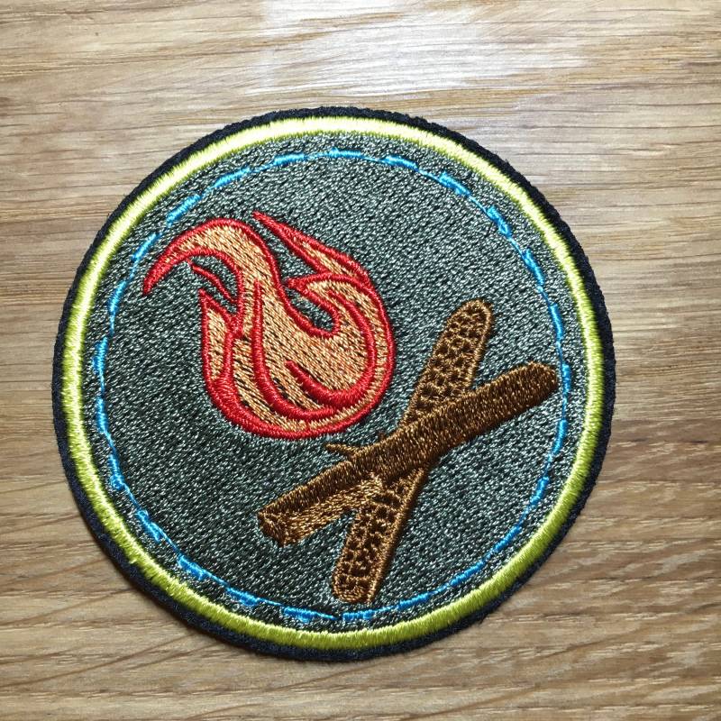 Runder Lagerfeuer Patch - 6, 5cm Durchmesser Backpacking Reise Berge Vogel Urlaub Wandern Camping Aufnäher Flicken Minimalismus Natur Feuer von PATCHERIA