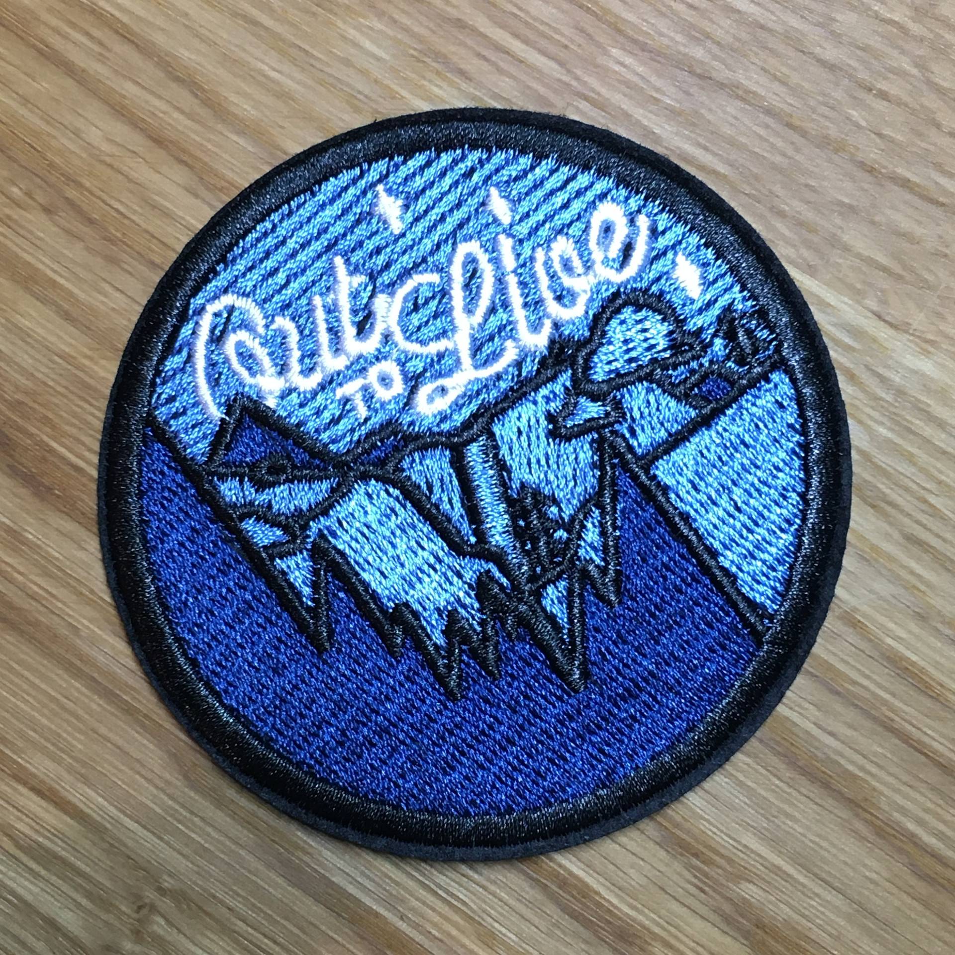 Runder Out To Live Patch Mit Bergen in Blautönen - Ca. 7, 5cm Durchmesser Backpacking Reise Wüste Hitze Mond Sterne Urlaub Wandern Camping Runder Out To Live Patch Mit Bergen in Blautönen - Ca. 7, 5cm Durchmesser Backpacking Reise Wüste Hitze Mond Sterne Urlaub Wandern Camping von PATCHERIA