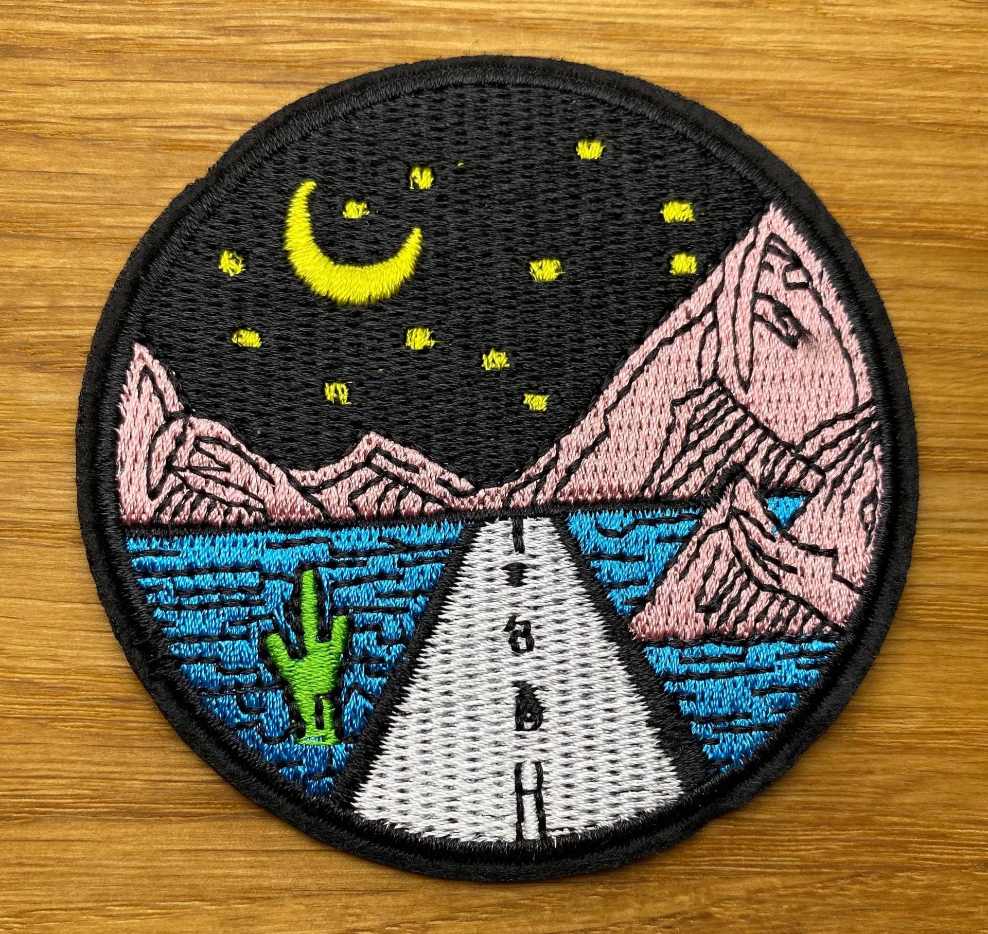 Runder Patch Straße Mit Bergen & Sternenhimmel - Ca. 7 cm Durchmesser Zum Aufbügeln Free Spirit Wanderlust Freigeist Backpacking Reise Runder Patch Straße Mit Bergen & Sternenhimmel - Ca. 7 cm Durchmesser Zum Aufbügeln Free Spirit Wanderlust Freigeist Backpacking Reise von PATCHERIA