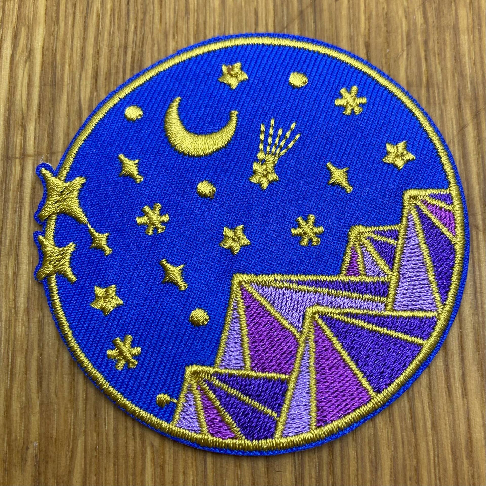 Runder Sternenhimmel Patch Mit Bergen in Lila Und Blautönen Gold - Ca. 7cm Durchmesser Backpacking Reise Mond Wandern Camping Runder Sternenhimmel Patch Mit Bergen in Lila Und Blautönen Gold - Ca. 7cm Durchmesser Backpacking Reise Mond Wandern Camping von PATCHERIA