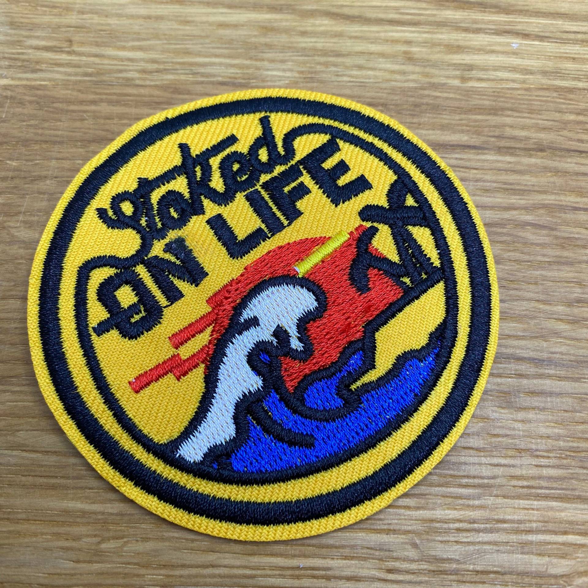 Runder Stoked On Life Patch Mit Welle Und Strand - Ca. 7, 5cm Durchmesser Backpacking Reise Wüste Hitze Mond Sterne Urlaub Wandern Camping Runder Stoked On Life Patch Mit Welle Und Strand - Ca. 7, 5cm Durchmesser Backpacking Reise Wüste Hitze Mond Sterne Urlaub Wandern Camping von PATCHERIA