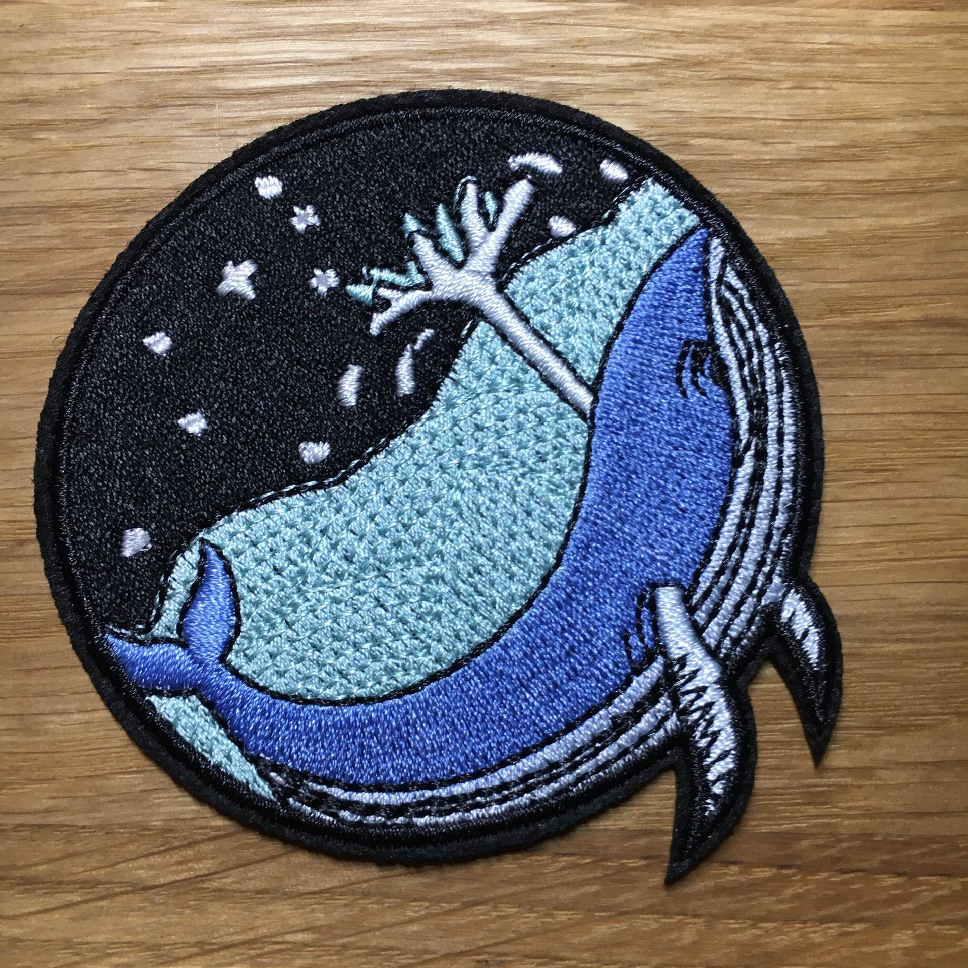 Runder Wal Patch Zum Aufbügeln - 7, 5 cm Durchmesser Fontäne Wellen Kunst Blauwal Ozean Fisch Reise Rucksack Bügelbild Aufnäher Flicken Runder Wal Patch Zum Aufbügeln - 7, 5 cm Durchmesser Fontäne Wellen Kunst Blauwal Ozean Fisch Reise Rucksack Bügelbild Aufnäher Flicken von PATCHERIA