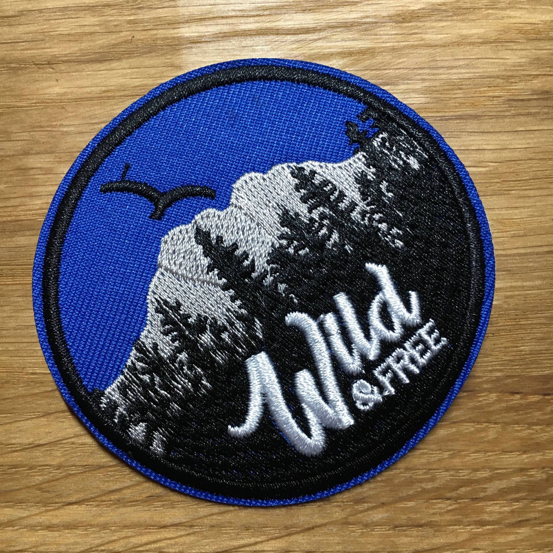Runder Wild & Free Patch Mit Bergen Bäumen - Ca. 7cm Durchmesser Backpacking Reise Berge Vogel Urlaub Wandern Camping Aufnäher Flicken Runder Wild & Free Patch Mit Bergen Bäumen - Ca. 7cm Durchmesser Backpacking Reise Berge Vogel Urlaub Wandern Camping Aufnäher Flicken von PATCHERIA