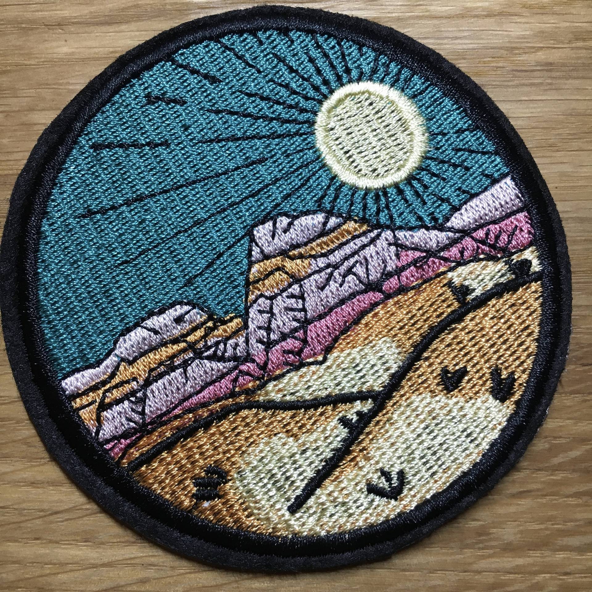 Runder Wüsten Patch Mit Bergen & Sonne - Ca. 8, 5cm Durchmesser Free Spirit Wanderlust Freigeist Backpacking Reise Kunst Aufnäher Flicken Runder Wüsten Patch Mit Bergen & Sonne - Ca. 8, 5cm Durchmesser Free Spirit Wanderlust Freigeist Backpacking Reise Kunst Aufnäher Flicken von PATCHERIA