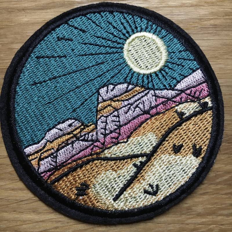 Runder Wüsten Patch Mit Bergen & Sonne - Ca. 8, 5cm Durchmesser Free Spirit Wanderlust Freigeist Backpacking Reise Kunst Aufnäher Flicken von PATCHERIA