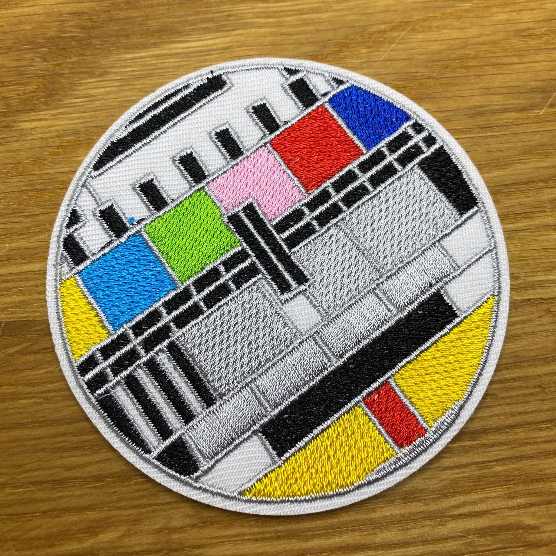 Rundes Fernseher Testbildschirm - 7, 5cm Durchmesser Zum Aufbügeln Retro Backpacking Regenbogen Rundes Fernseher Testbildschirm - 7, 5cm Durchmesser Zum Aufbügeln Retro Backpacking Regenbogen von PATCHERIA