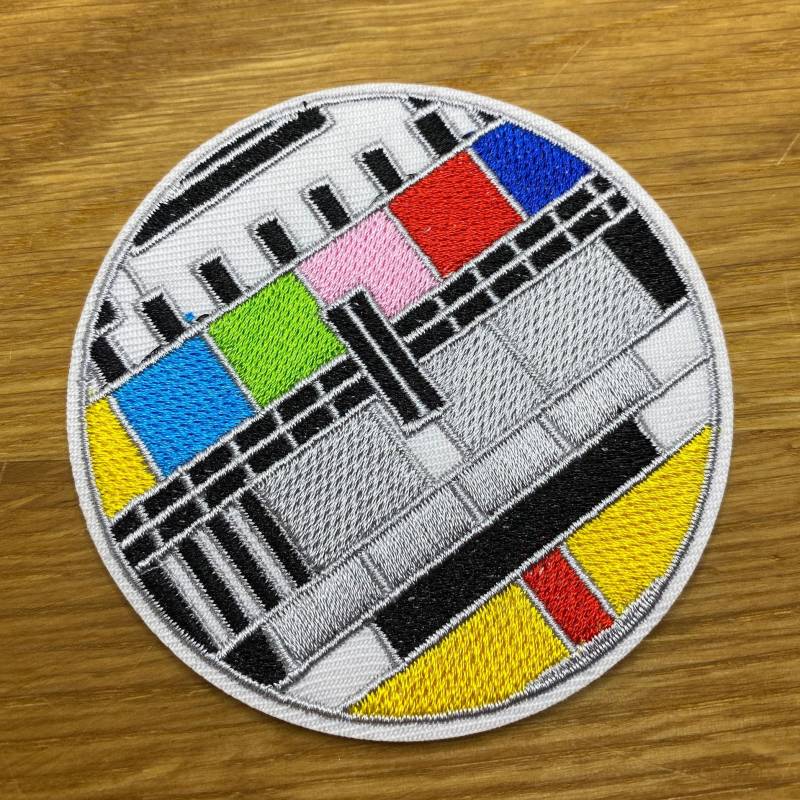 Rundes Fernseher Testbildschirm - 7, 5cm Durchmesser Zum Aufbügeln Retro Backpacking Regenbogen Rundes Fernseher Testbildschirm - 7, 5cm Durchmesser Zum Aufbügeln Retro Backpacking Regenbogen von PATCHERIA