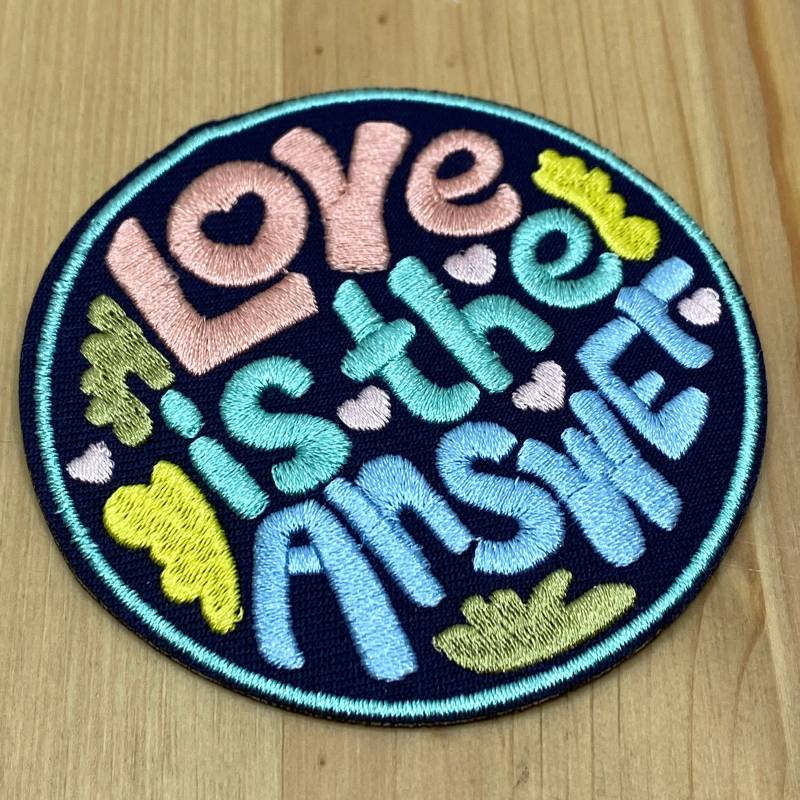 Rundes "Love Is The Answer" Patch 7, 5cm Durchmesser in Pastelltönen Zum Aufbügeln - Affirmation Glaube Hoffnung Mut Motivation Spruch Motto Rundes "Love Is The Answer" Patch 7, 5cm Durchmesser in Pastelltönen Zum Aufbügeln - Affirmation Glaube Hoffnung Mut Motivation Spruch Motto von PATCHERIA