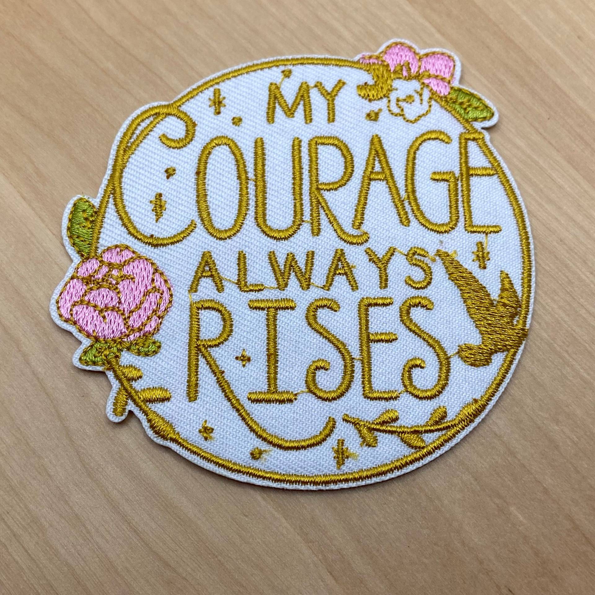 Rundes "My Courage Always Rises" Patch 7cm Durchmesser Zum Aufbügeln - Affirmation Glaube Hoffnung Mut Motivation Spruch Motto Rundes "My Courage Always Rises" Patch 7cm Durchmesser Zum Aufbügeln - Affirmation Glaube Hoffnung Mut Motivation Spruch Motto von PATCHERIA