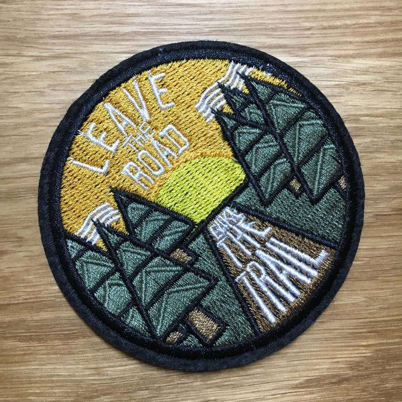 Rundes Patch "Leave The Road Take Trail" Durchmesser 7, 5cm Für Reise, Backpacker & Camping Zum Aufbügeln von PATCHERIA